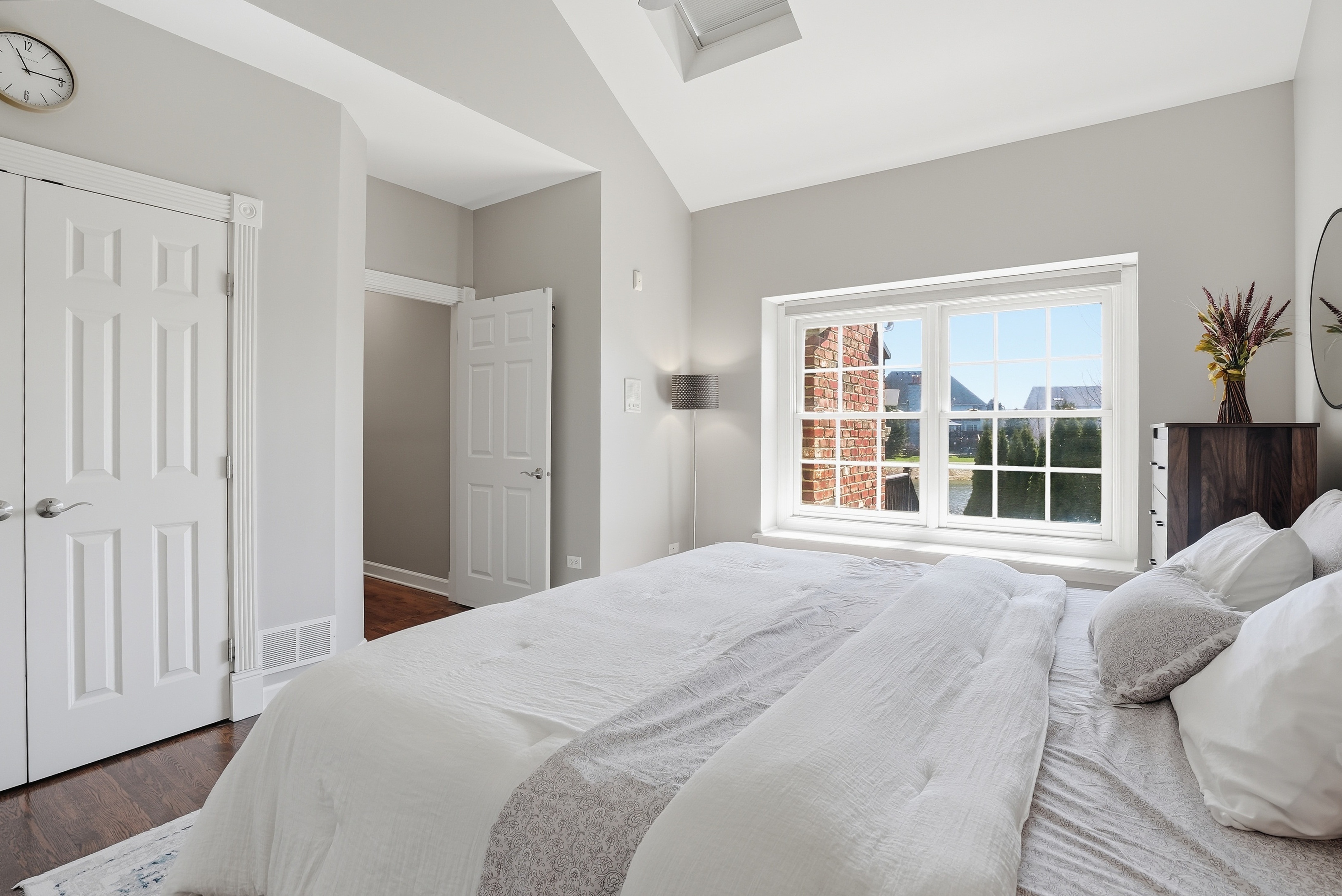  The Crown Jewel of Tall Grass: Waterfront Privacy Meets the Ultimate Layout - 物件實景