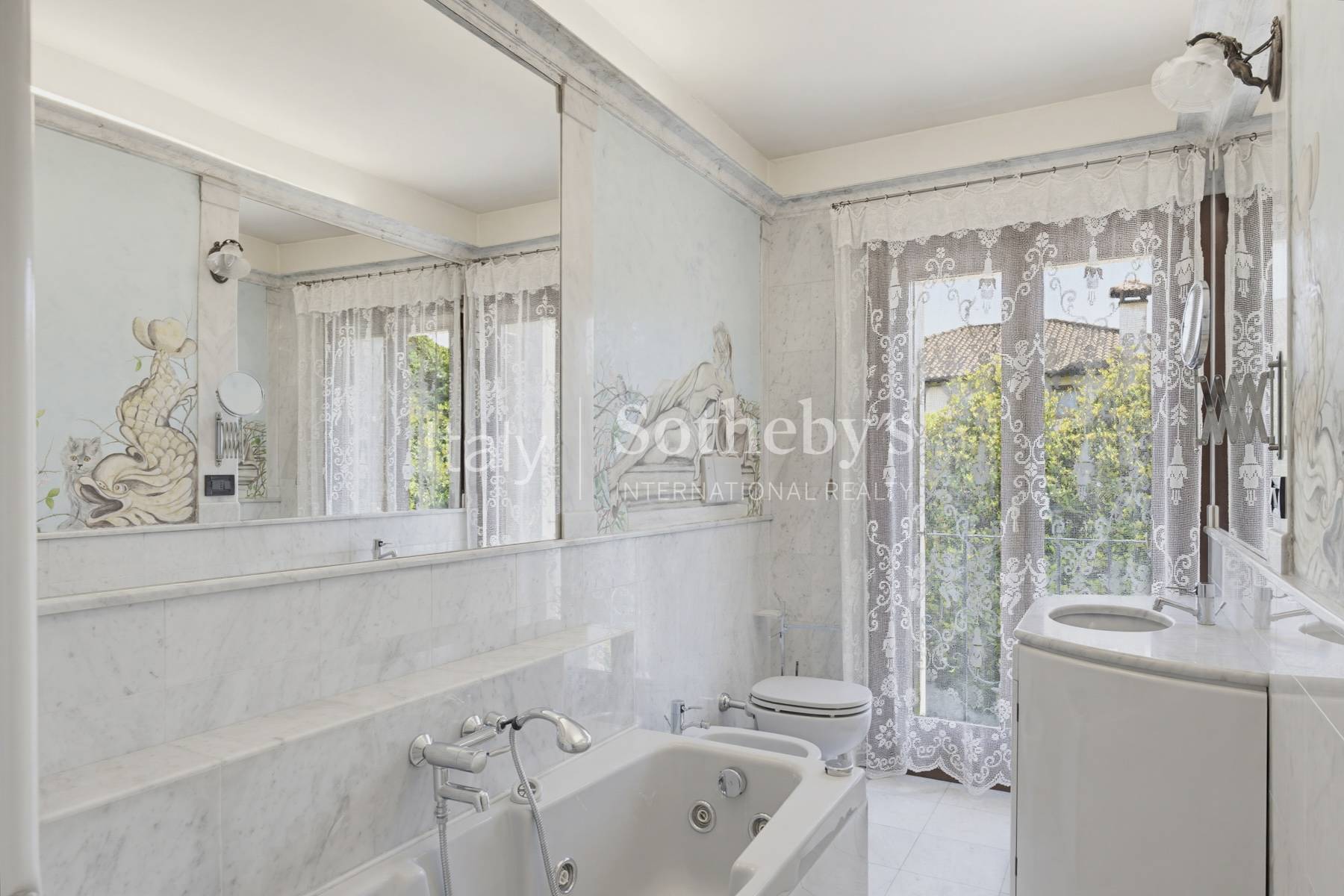  Restored country villa with an Italianstyle garden - 物件實景