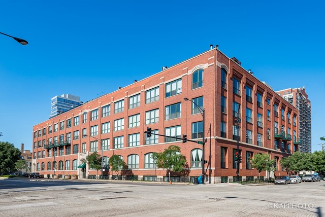 Chicago, Illinois, 60616, United States, 3 Bedrooms Bedrooms, ,2 BathroomsBathrooms,Residential,For Sale,1881294