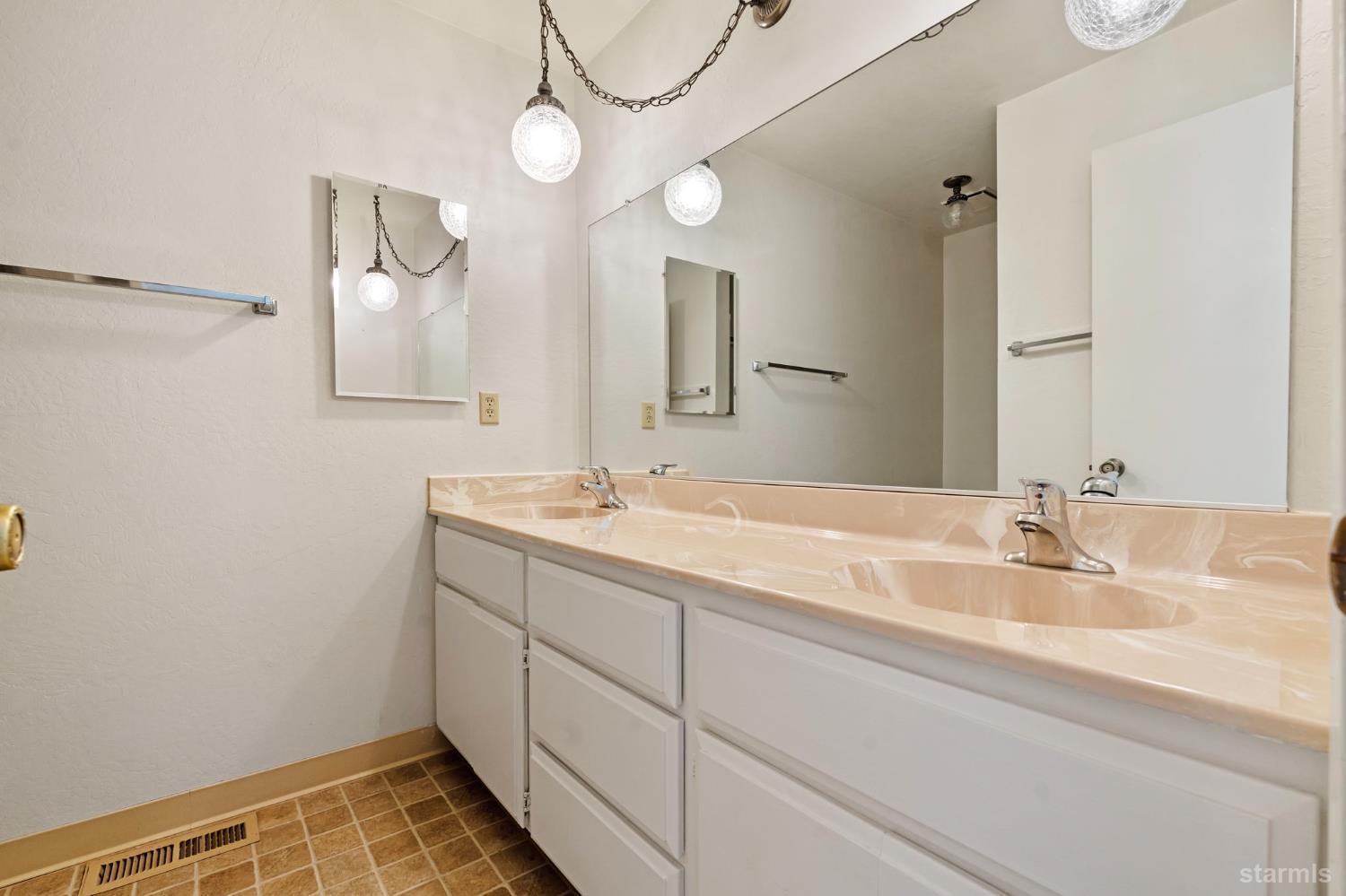 Stateline, Nevada, 89449, United States, 3 Bedrooms Bedrooms, ,3 BathroomsBathrooms,Residential,For Sale,1933310
