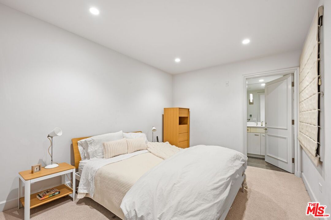 Santa Monica, California, 90402, United States, 2 Bedrooms Bedrooms, ,2 BathroomsBathrooms,Residential,For Sale,1901318