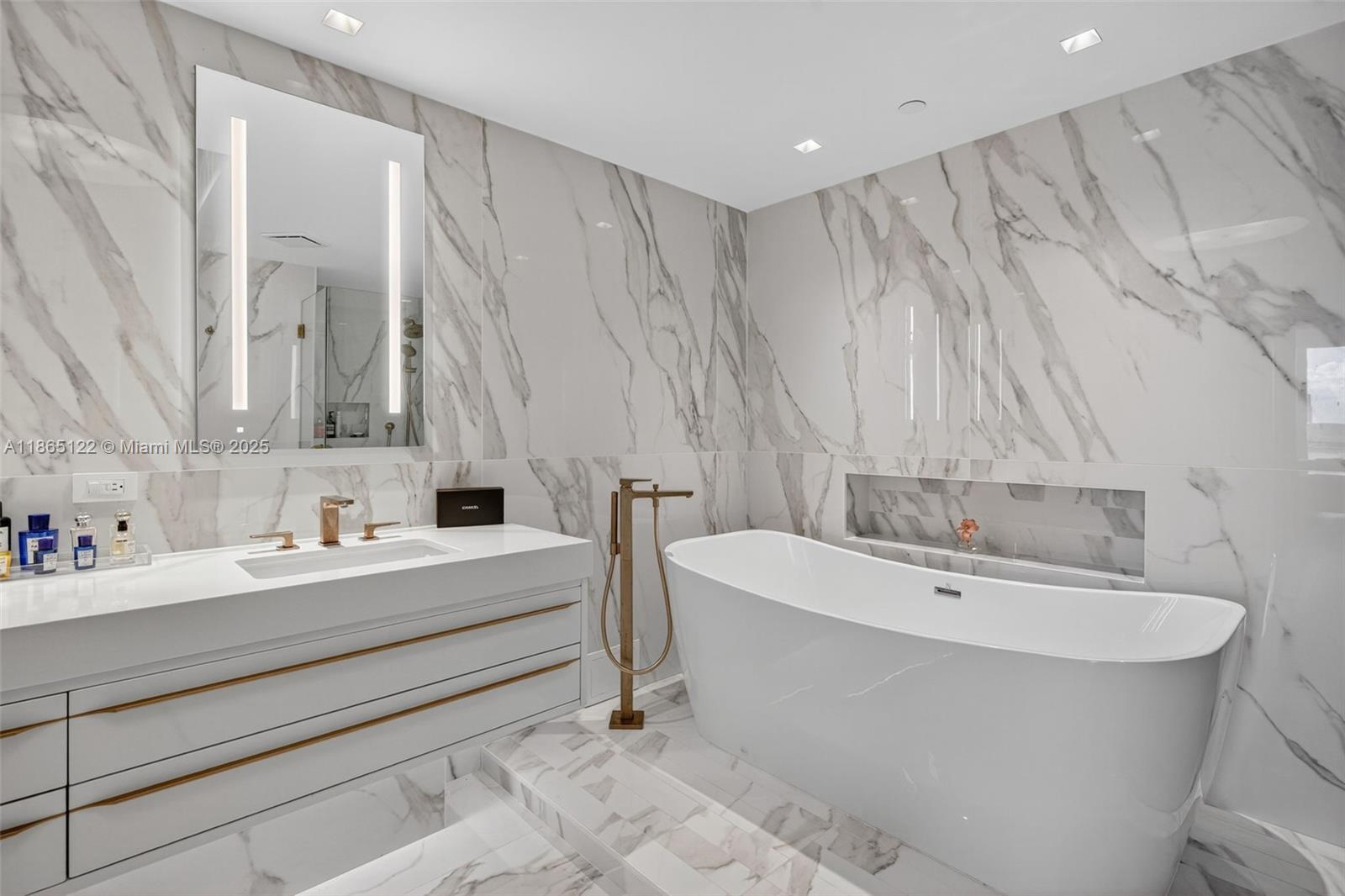 Aventura, Florida, 33160, United States, 3 Bedrooms Bedrooms, ,4 BathroomsBathrooms,Residential,For Sale,1942054