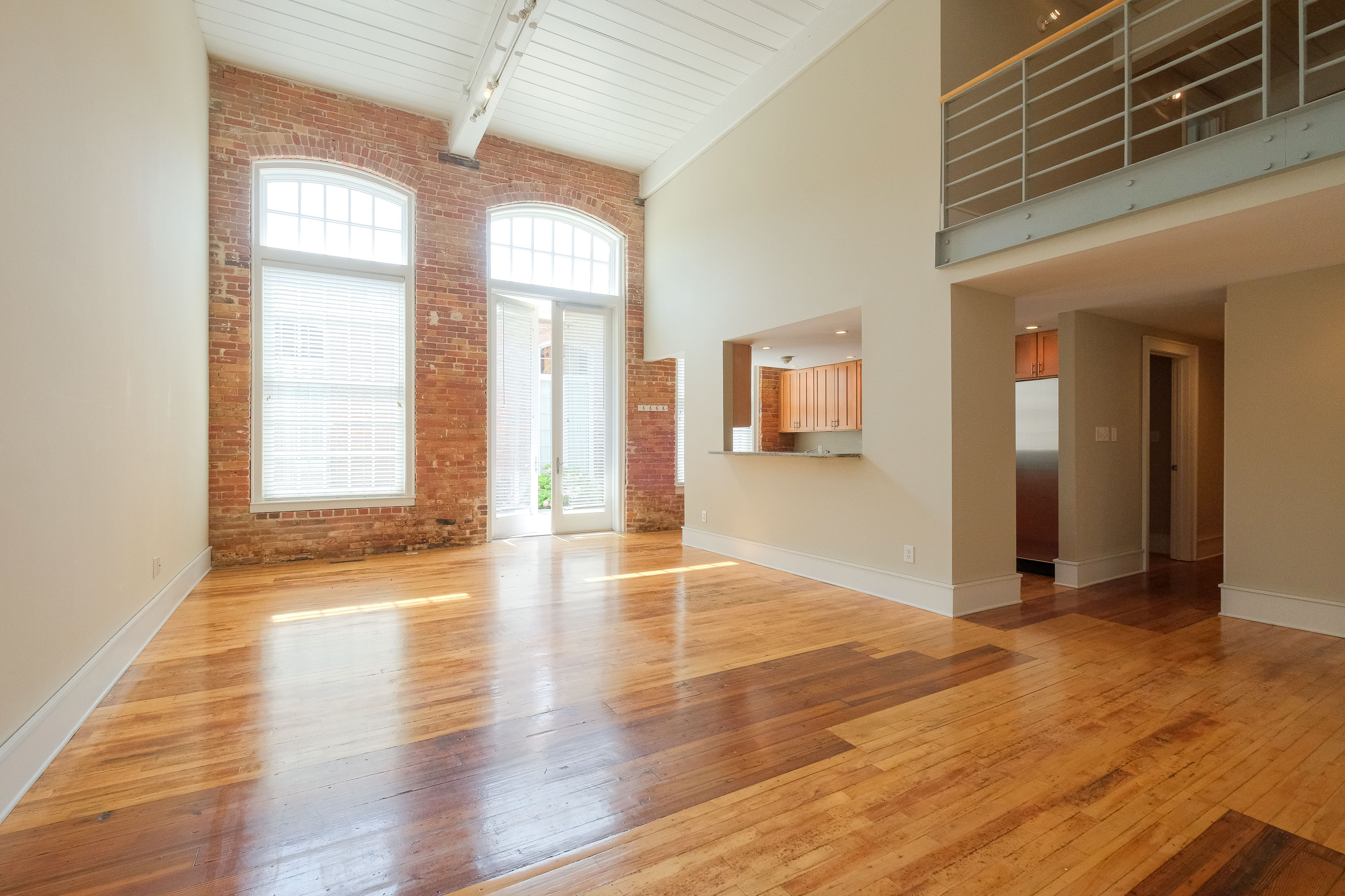 MILL CONDO WITH PRIVATE EXTERIOR ENTRANCE - 物件實景