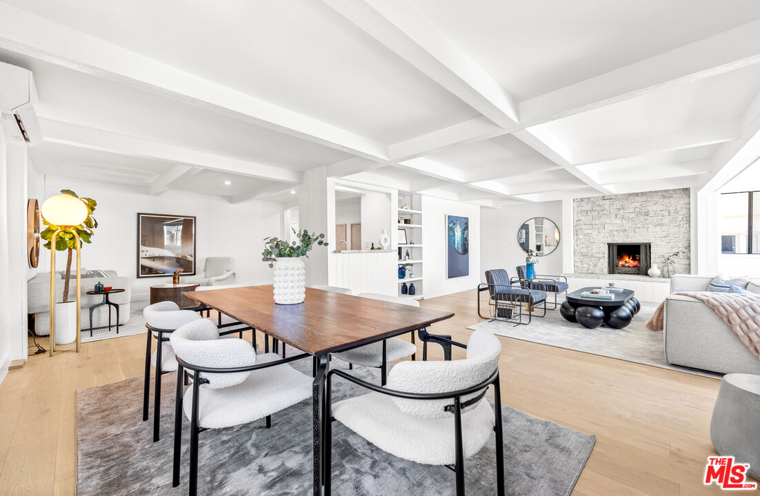 Los Angeles, California, 90049, United States, 3 Bedrooms Bedrooms, ,3 BathroomsBathrooms,Residential,For Sale,1890284