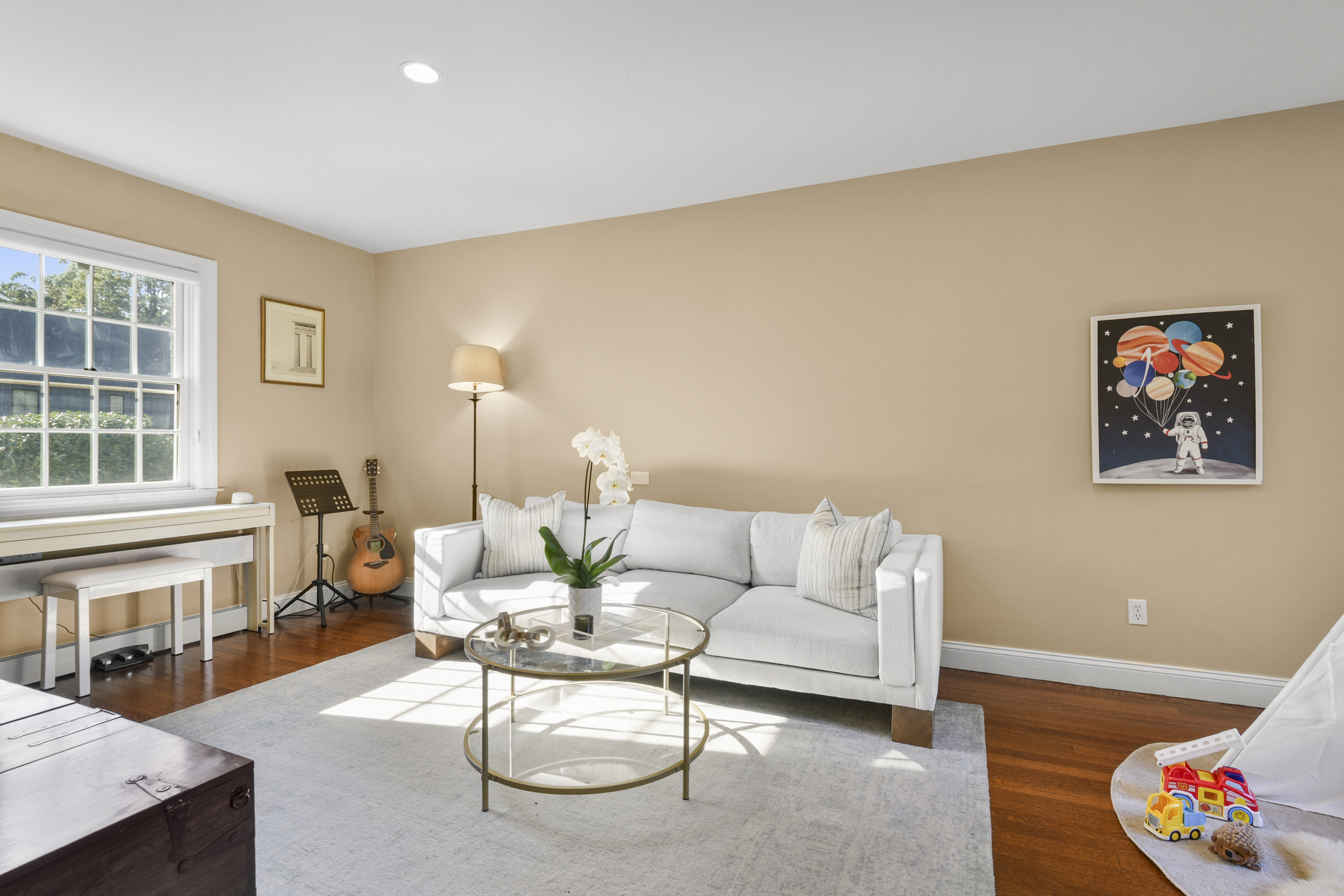  Sun-Filled Larchmont Woods Colonial - 物件實景