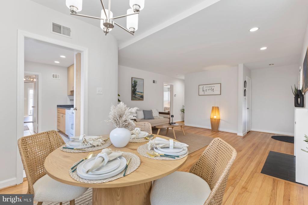 Takoma Park, Maryland, 20912, United States, 2 Bedrooms Bedrooms, ,2 BathroomsBathrooms,Residential,For Sale,1974718