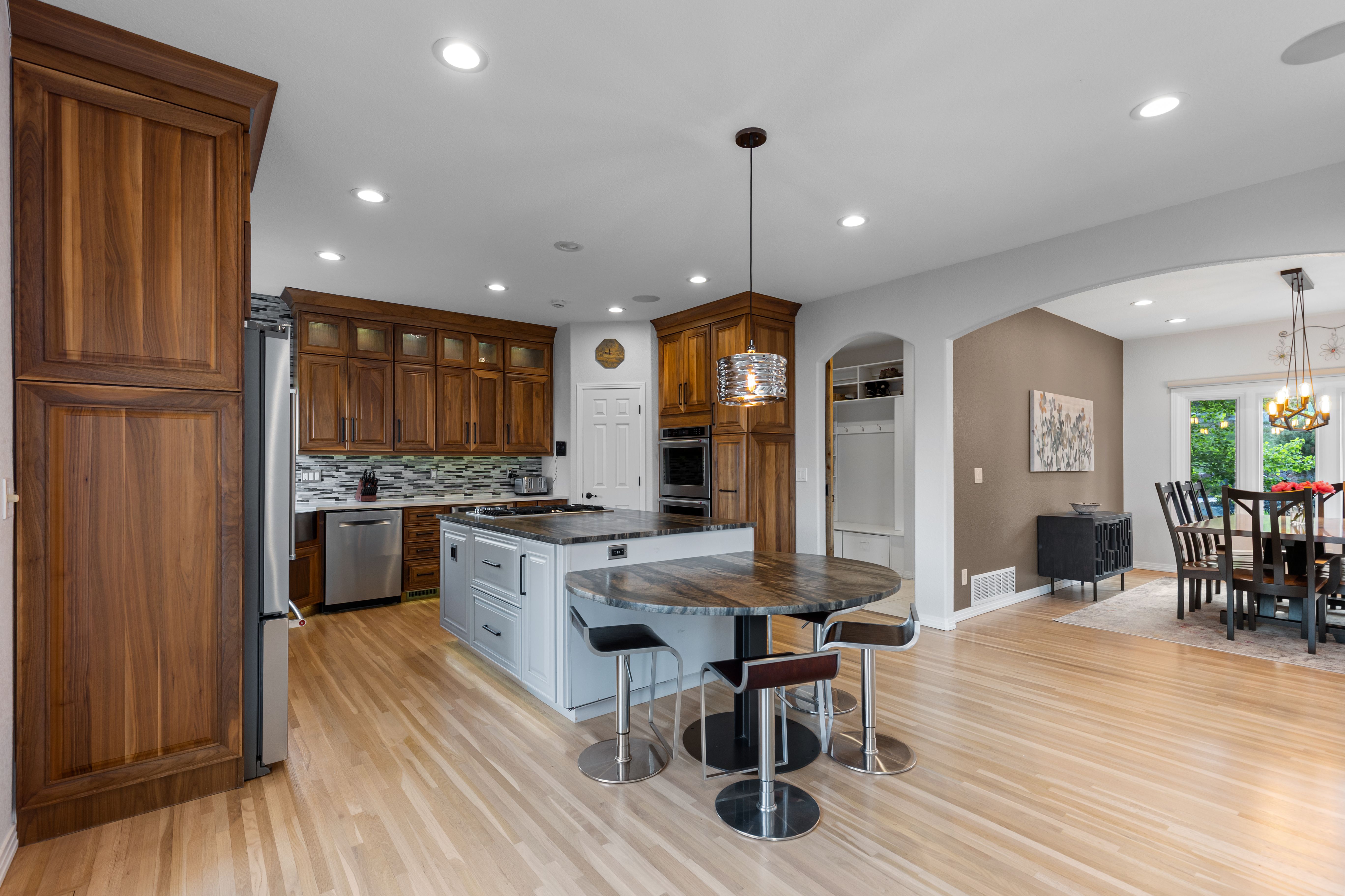  Stunning two-story walkout on a rare usable ¾-acre lot - 物件實景