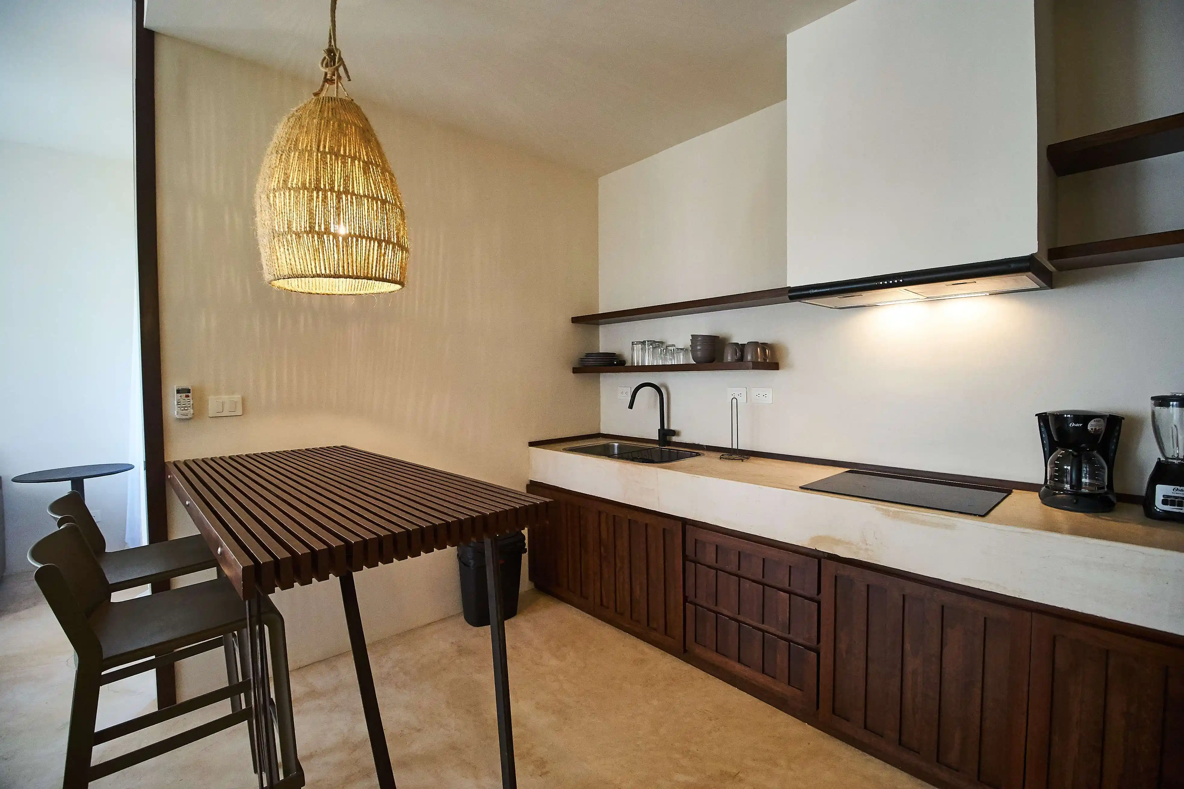  Turnkey Investment: 13-Unit Complex at Market Price - 物件實景