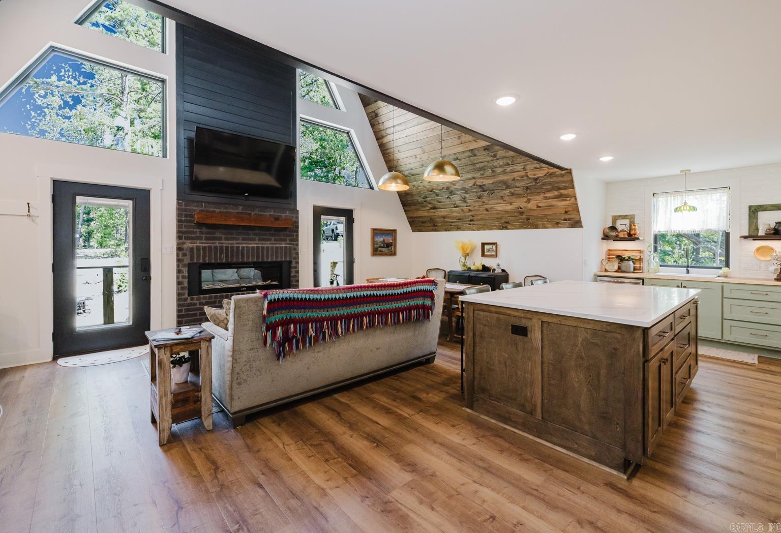 Hot Springs Village, Arkansas, 71909, United States, 3 Bedrooms Bedrooms, ,4 BathroomsBathrooms,Residential,For Sale,1926085