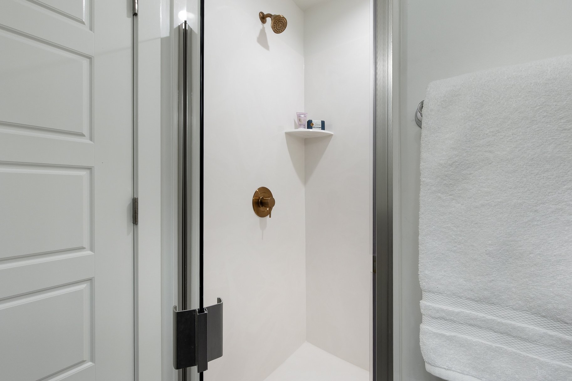  Stylish End-Unit Townhome - 物件實景
