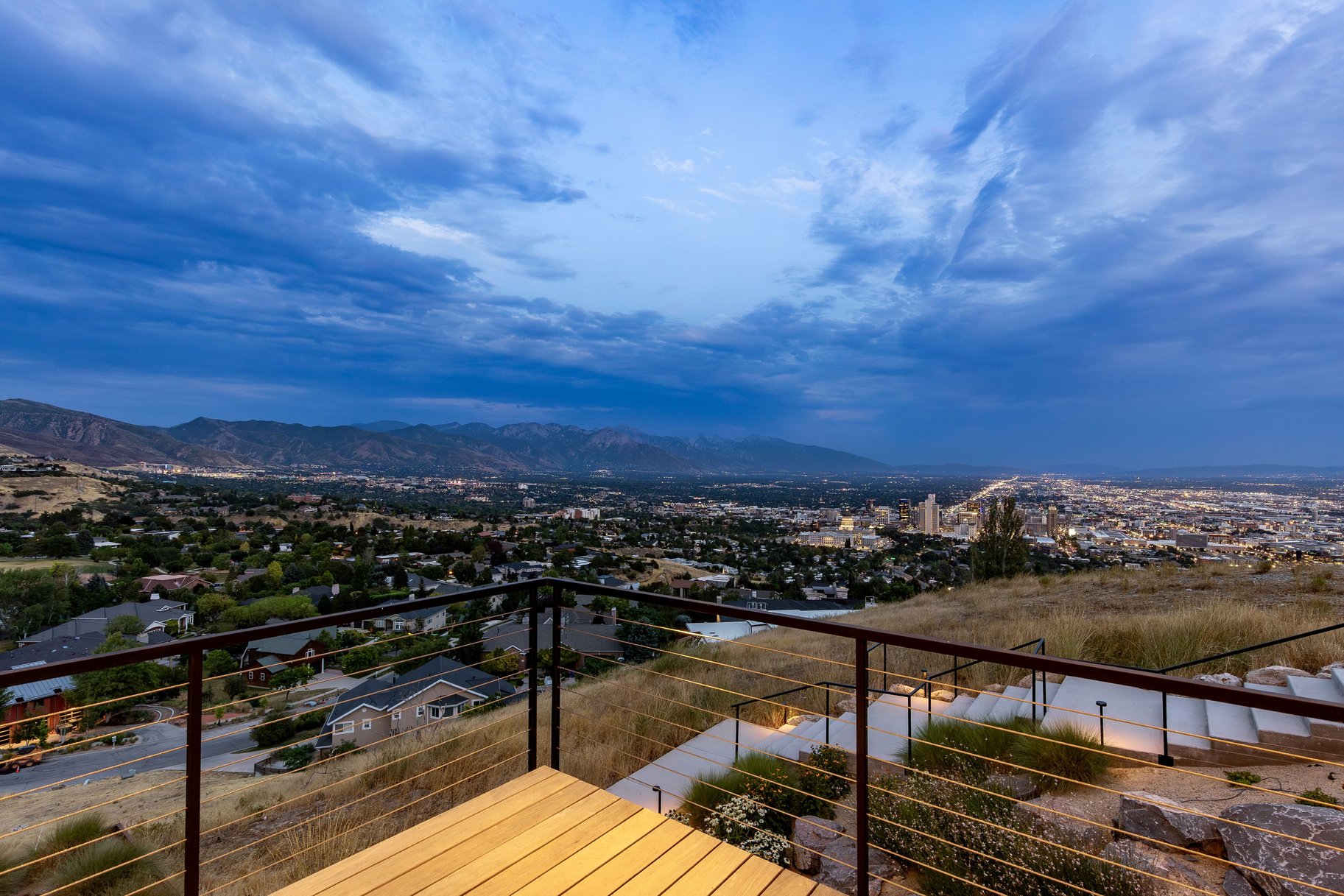  Stunning Contemporary Home with Commanding Views - 物件實景