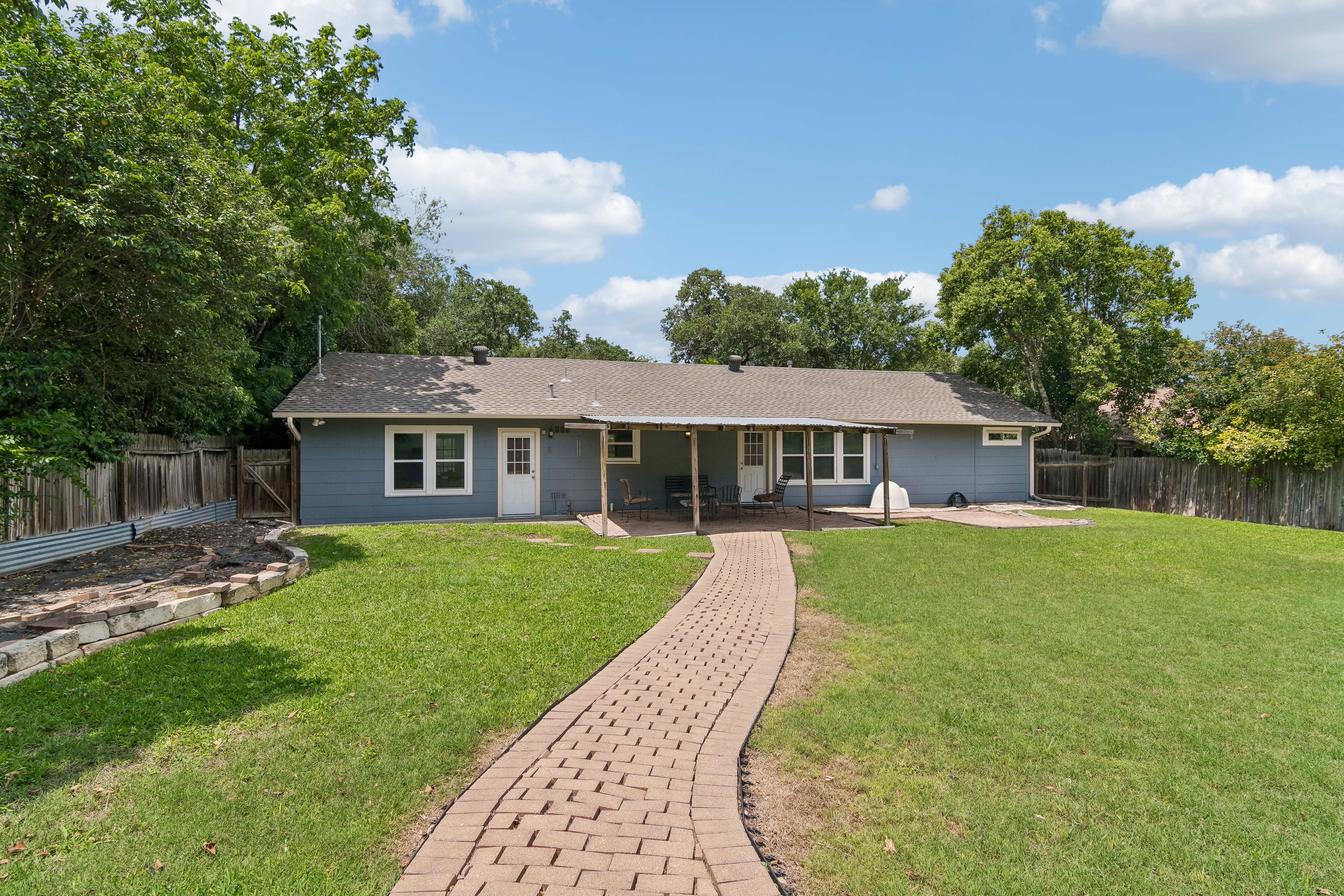  Beautifully Updated Home with Spacious Backyard - 物件實景