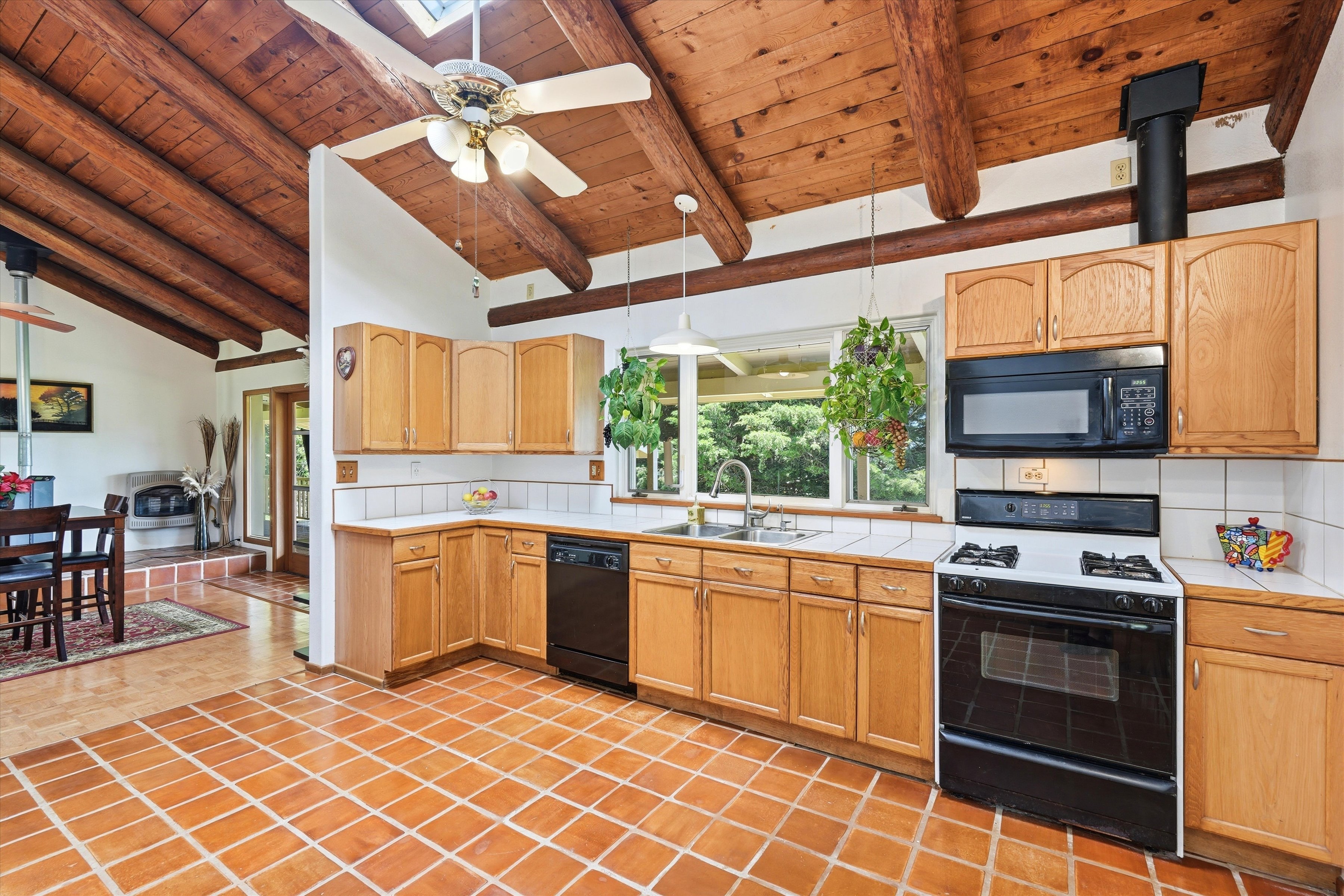  Single-level home on 2.5 fully fenced and gated acres - 物件實景