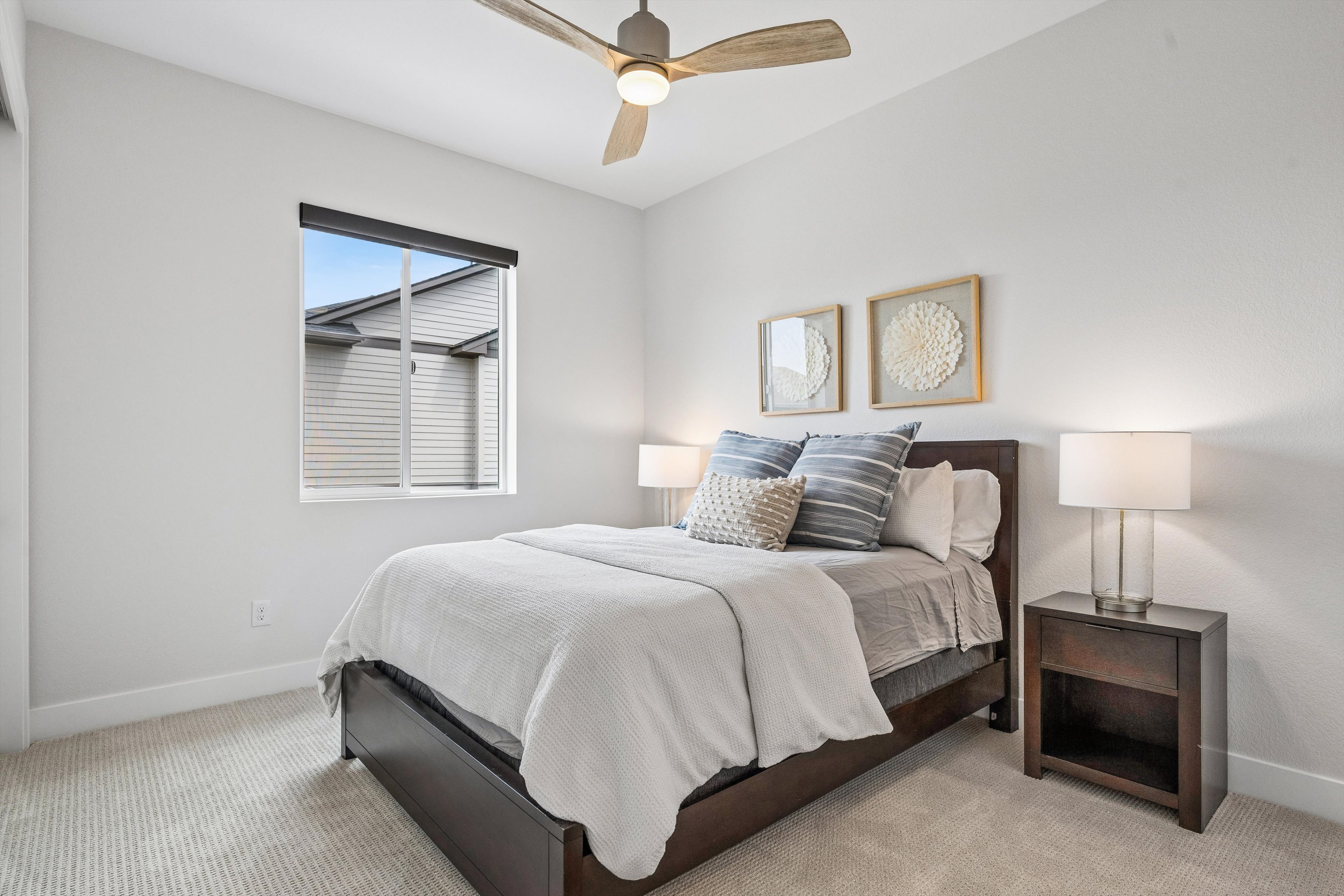  Thoughtfully designed and exceptionally maintained, this light-filled home offer - 物件實景