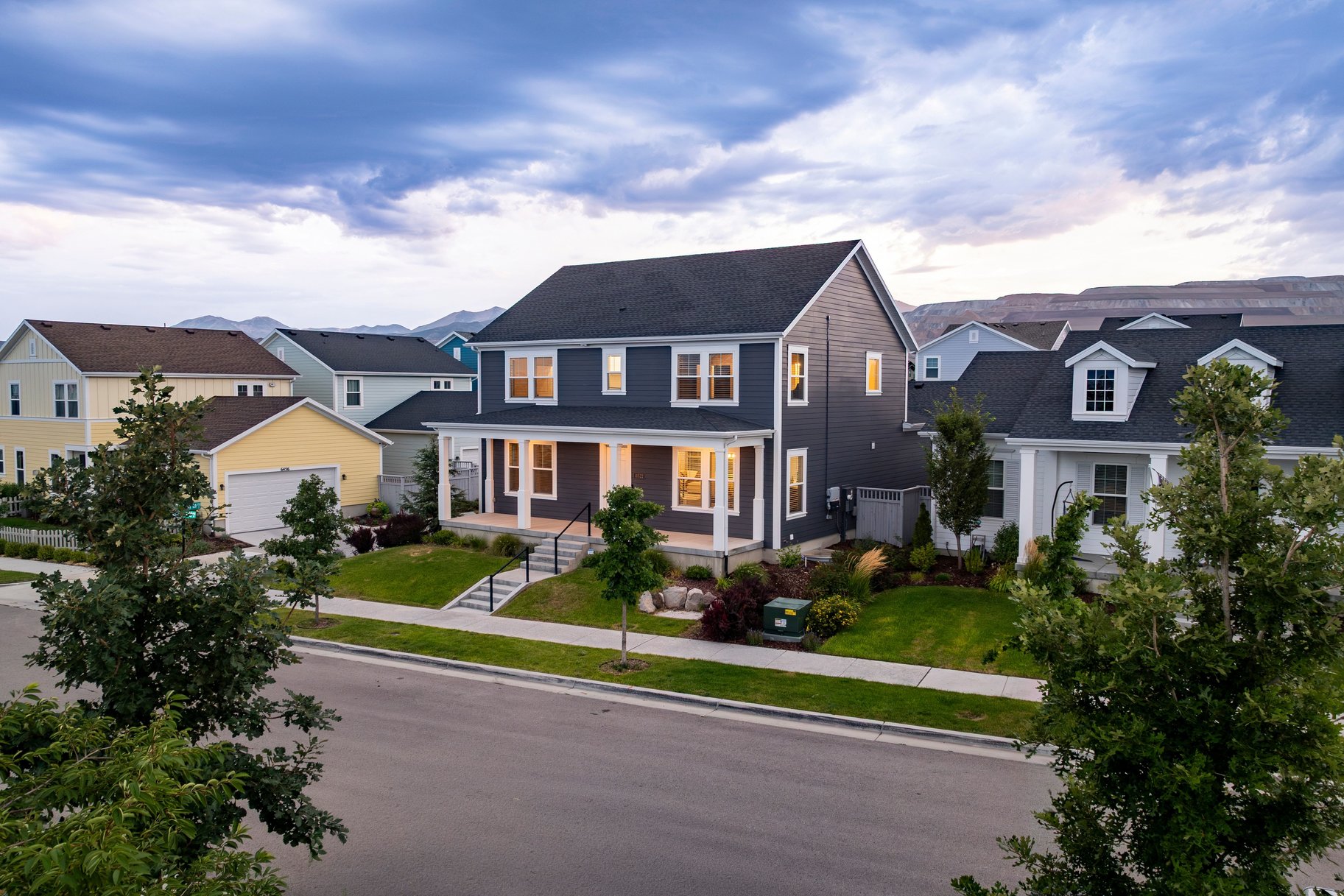  Daybreak Living With A 3-Car Garage - 物件實景