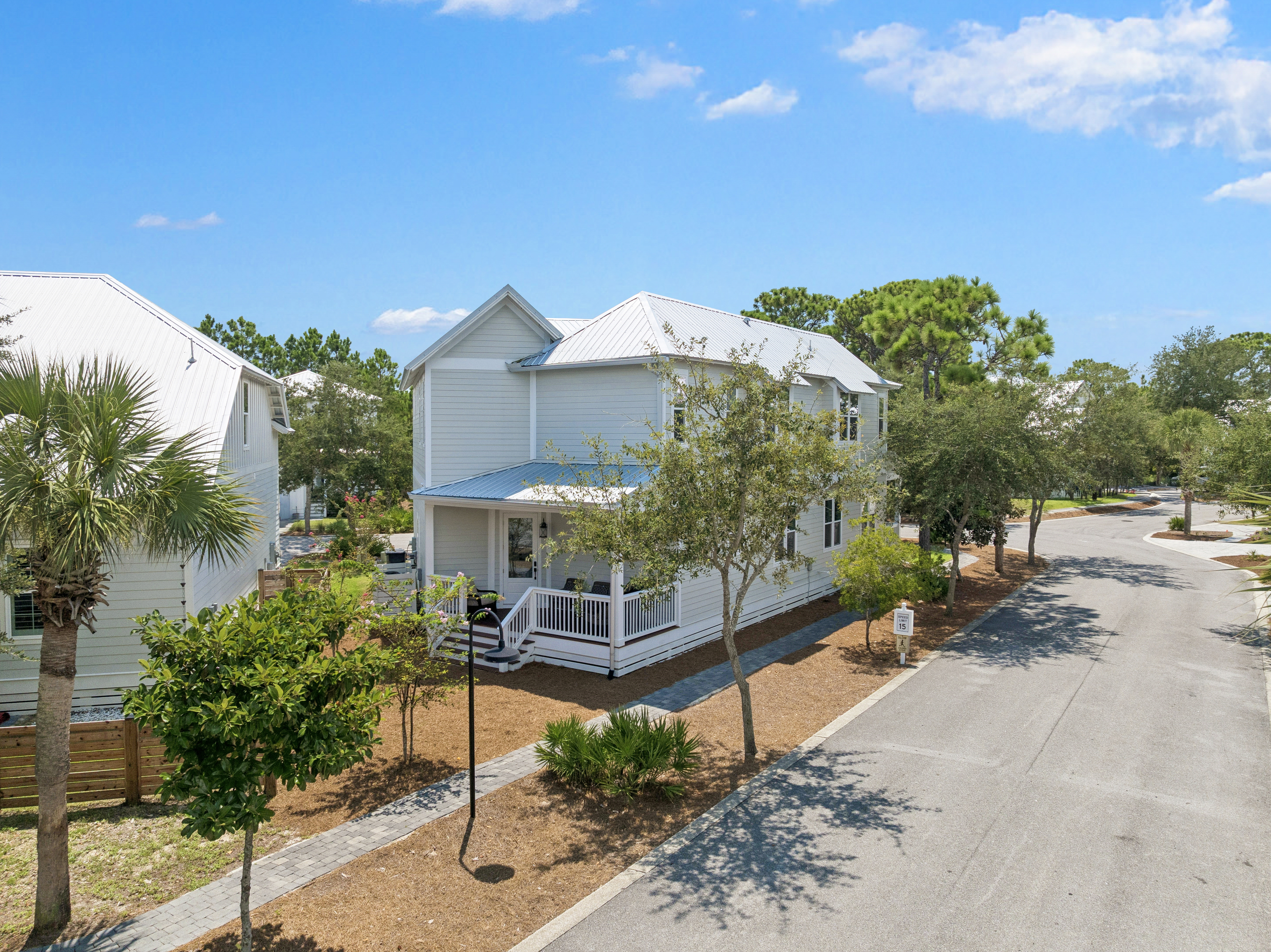  Spacious Newer-Build Home With Wraparound Porch On Gated Community Corner Lot - 物件實景