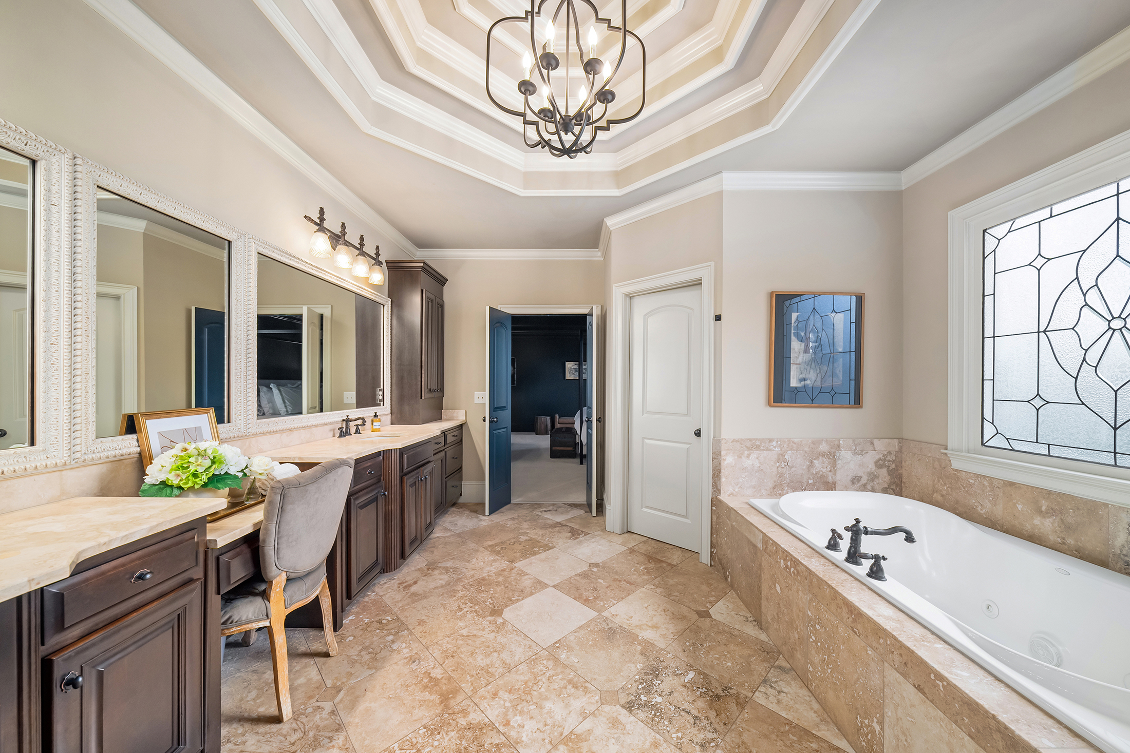  Meticulous Brick Estate Blends Timeless Architecture with Elevated Design - 物件實景