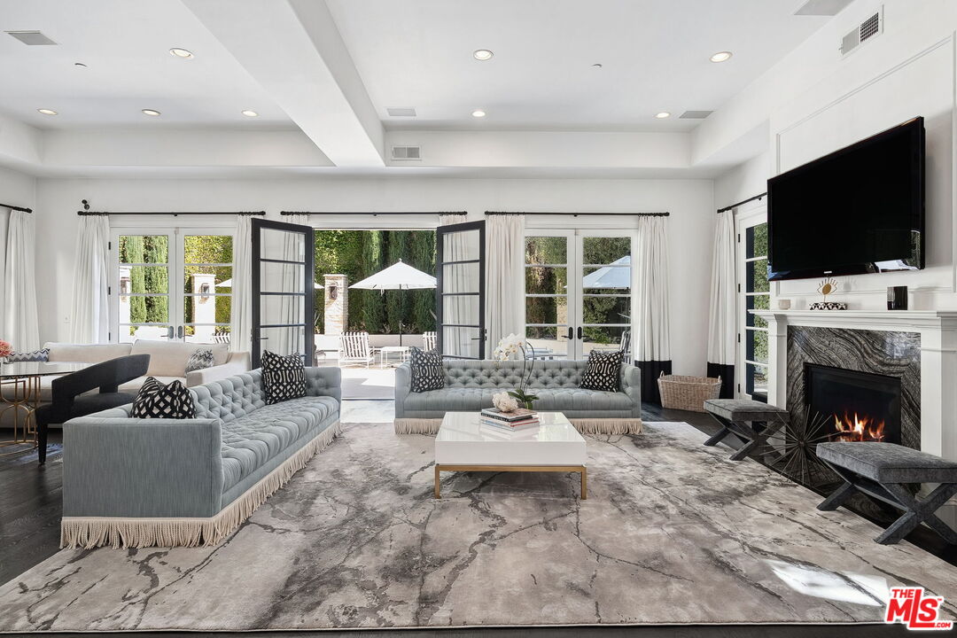 Beverly Hills Post Office, California, 90210, United States, 5 Bedrooms Bedrooms, ,6 BathroomsBathrooms,Residential,For Sale,1723543