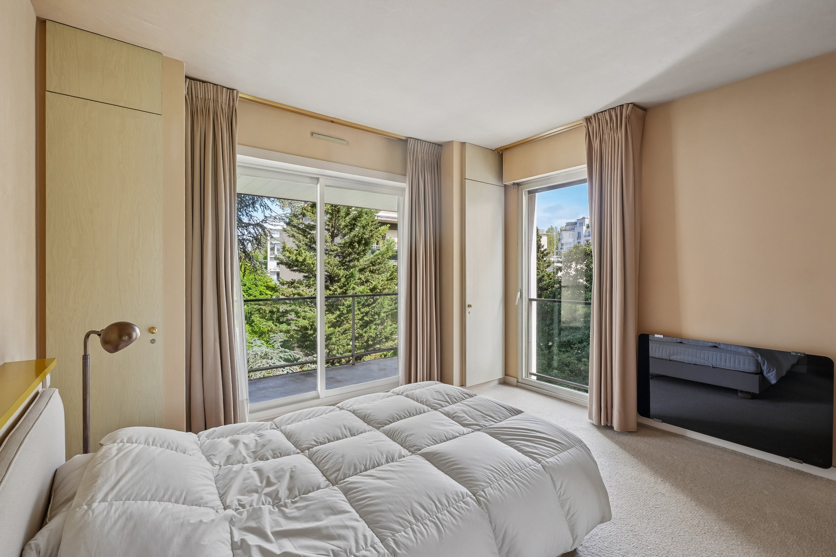  Rare 2-Bedroom Apartment with Balconies, Open Views, and Garage in Neuilly-sur-… - 物件實景