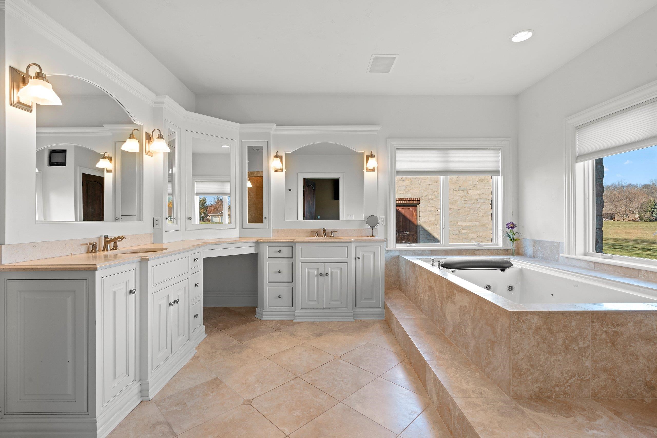 MENASHA, Wisconsin, 54952, United States, 6 Bedrooms Bedrooms, ,5 BathroomsBathrooms,Residential,For Sale,1994548