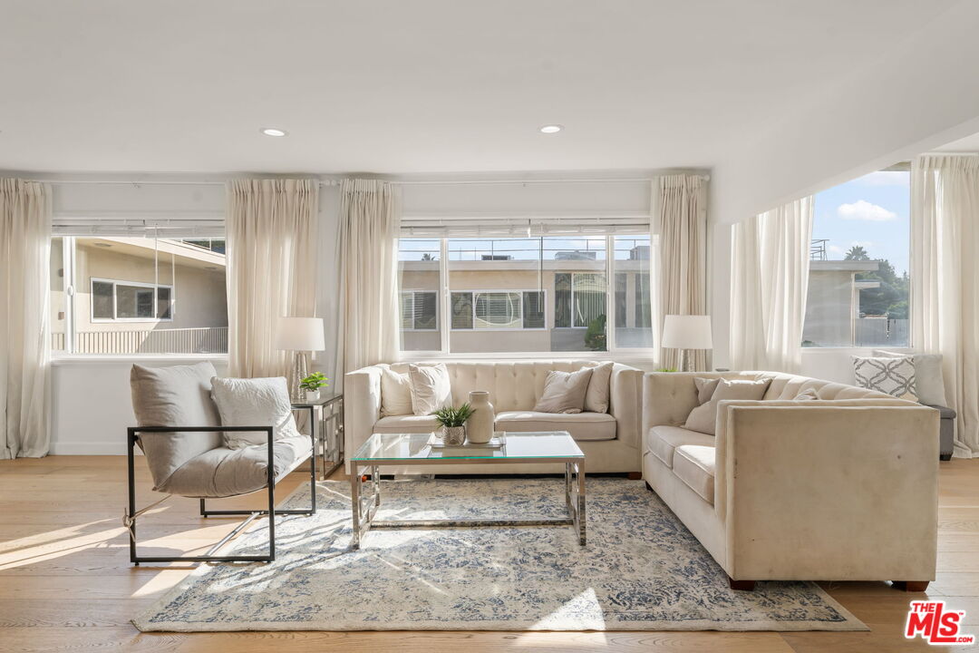 Los Angeles, California, 90046, United States, 3 Bedrooms Bedrooms, ,3 BathroomsBathrooms,Residential,For Sale,1989732