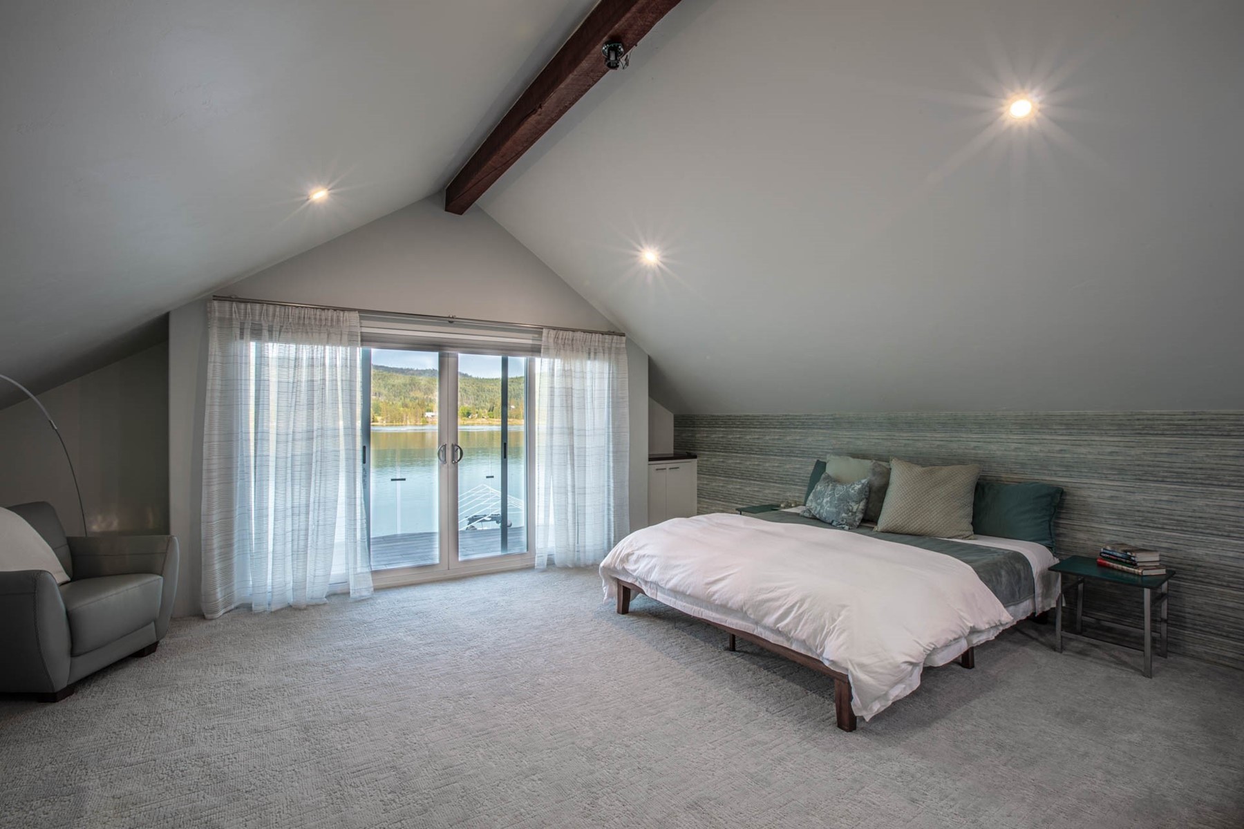  Renovated Waterfront Retreat with Private Dock & Guest Barn - 物件實景