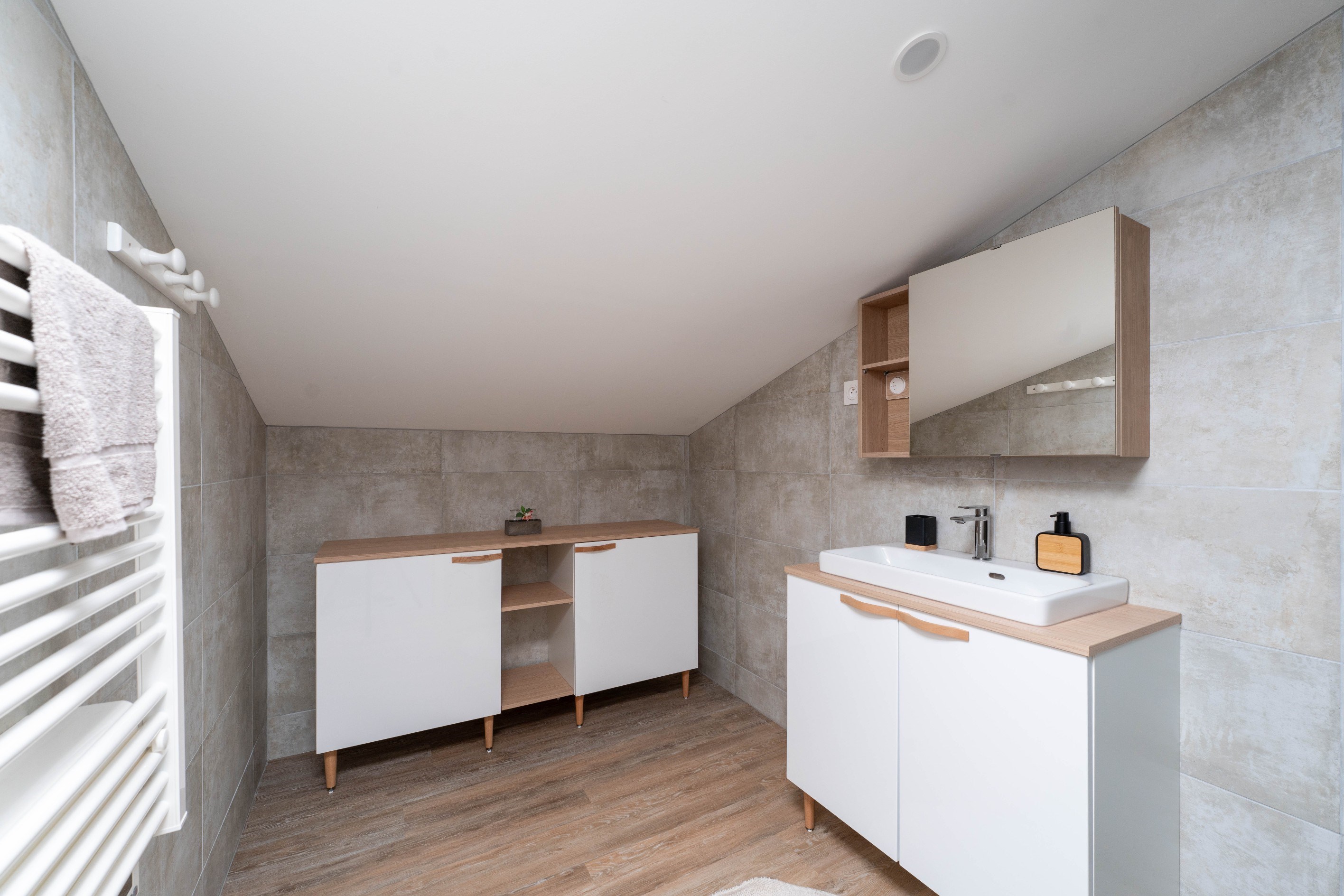  Spacious Family Home with Pool, Large Private Grounds and Independent Guest Cot… - 物件實景