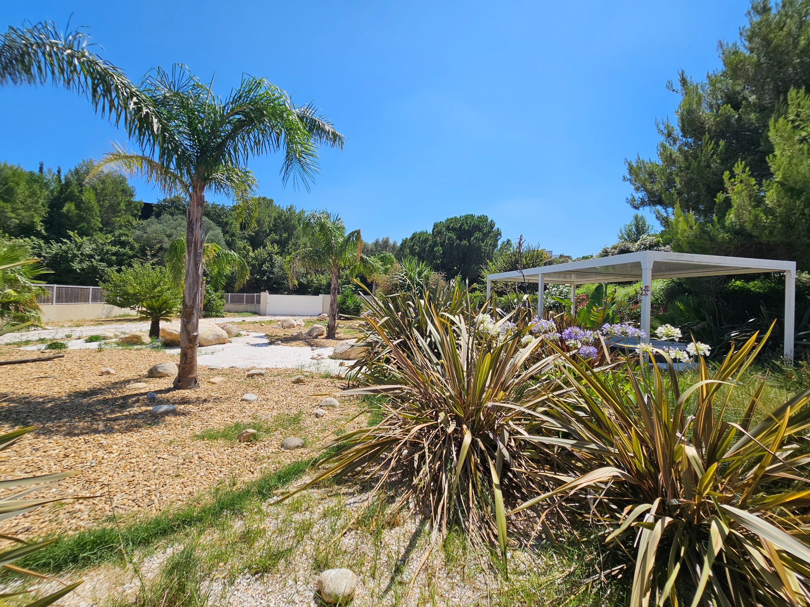  CONTEMPORARY VILLA IN A PRIVATE SETTING - 物件實景