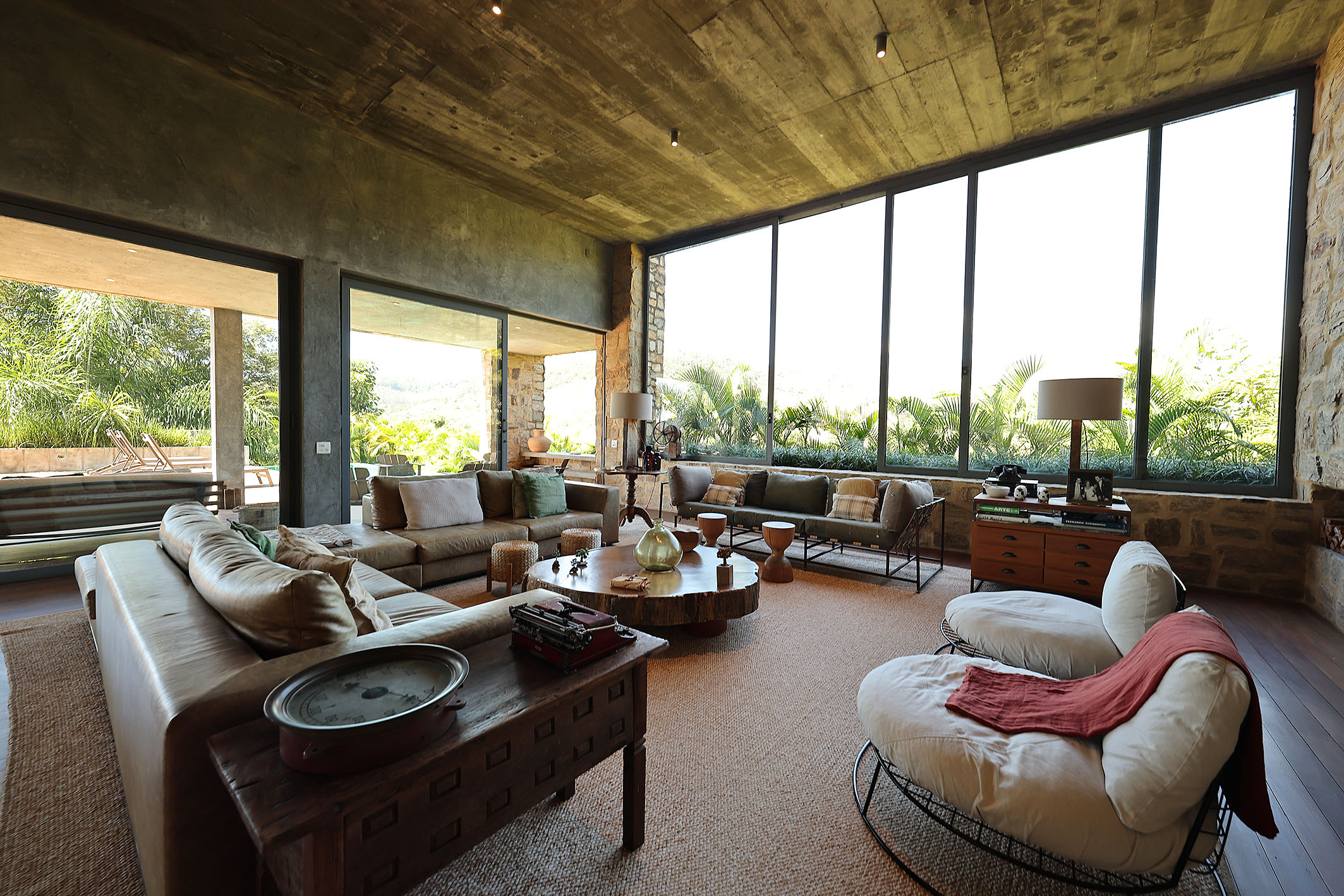  Contemporary estate immersed in nature with panoramic lake views - 物件實景