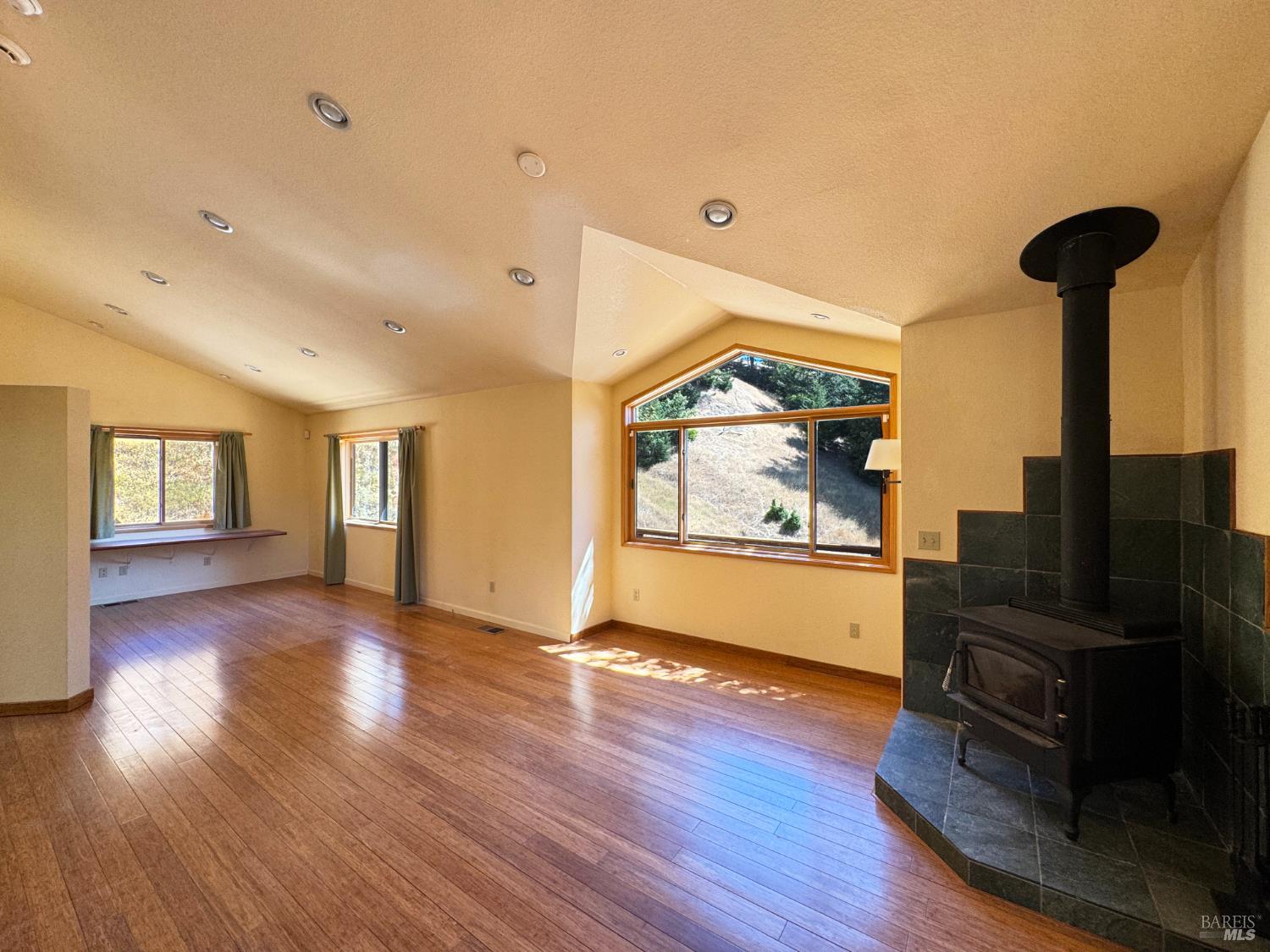 Willits, California, 95490, United States, 2 Bedrooms Bedrooms, ,2 BathroomsBathrooms,Residential,For Sale,1983542