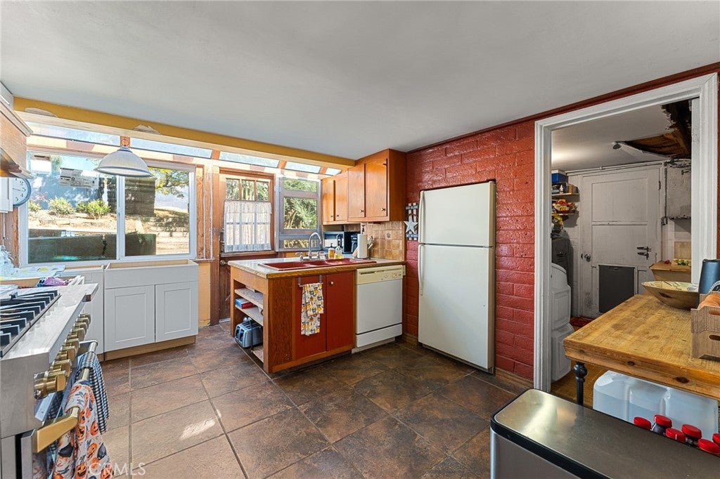 Banning, California, 92220, United States, 6 Bedrooms Bedrooms, ,4 BathroomsBathrooms,Residential,For Sale,1977497