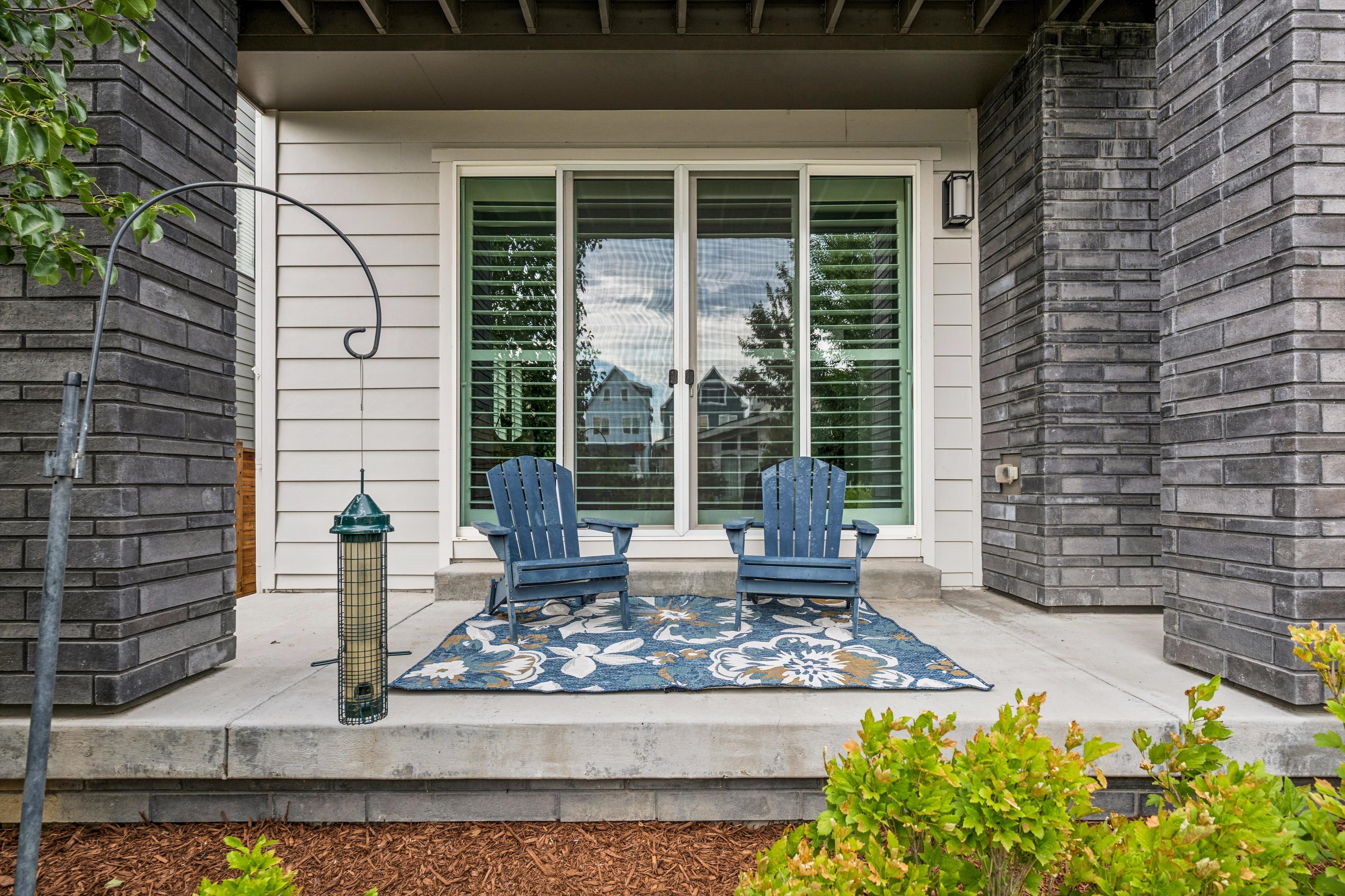  Thoughtfully designed and exceptionally maintained, this light-filled home offer - 物件實景
