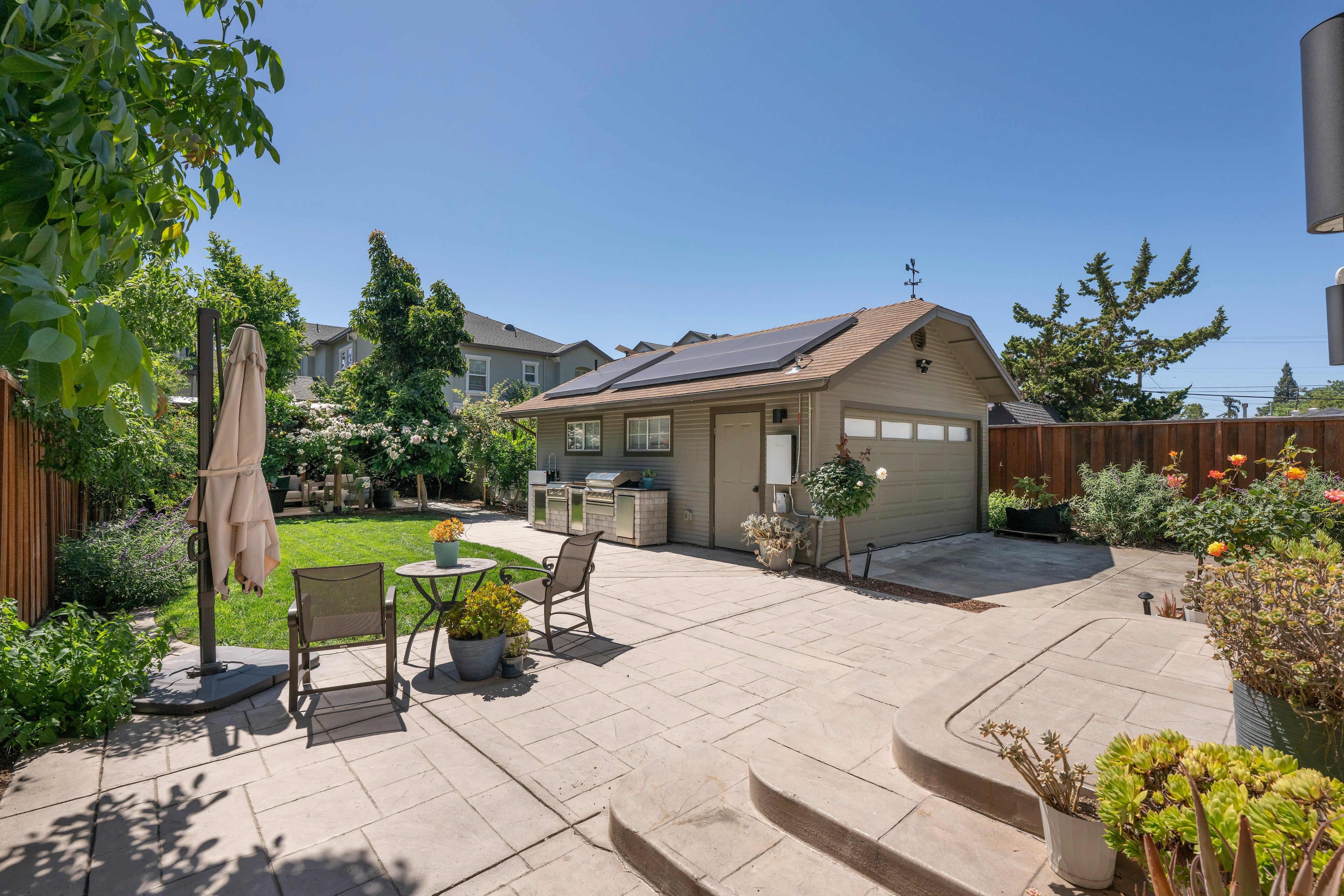  Extensively Upgraded Home - 物件實景