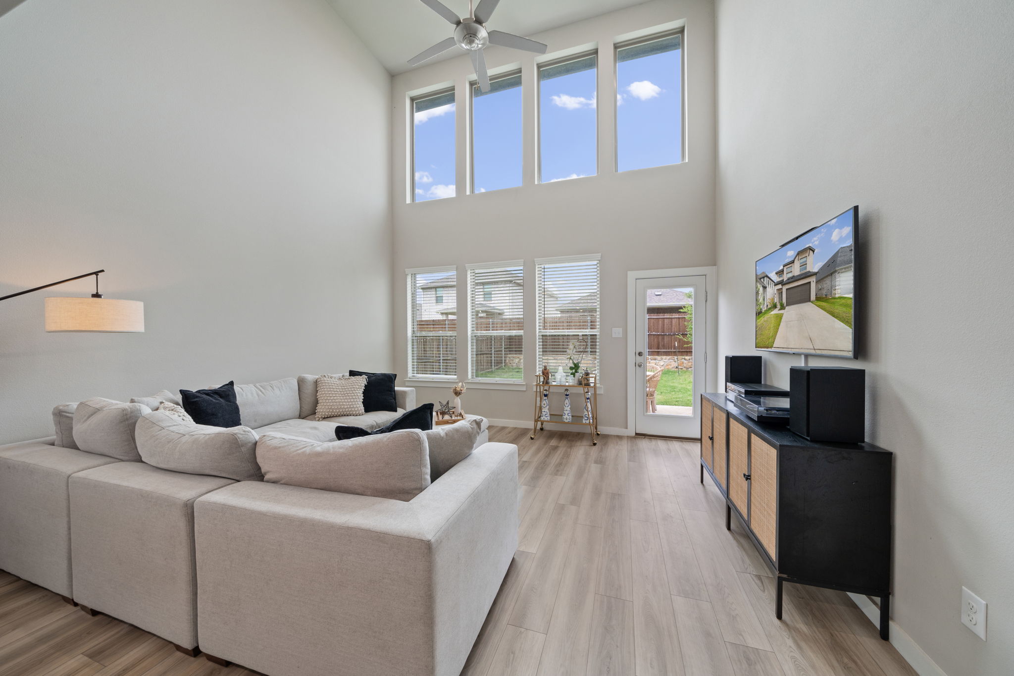  High Ceilings, Natural Light, and Modern Elegance in McKinney ISD - 物件實景