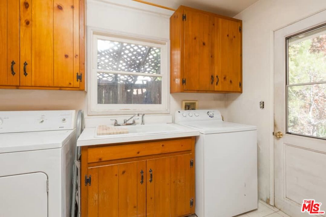 Los Angeles, California, 90049, United States, 3 Bedrooms Bedrooms, ,2 BathroomsBathrooms,Residential,For Sale,1913369