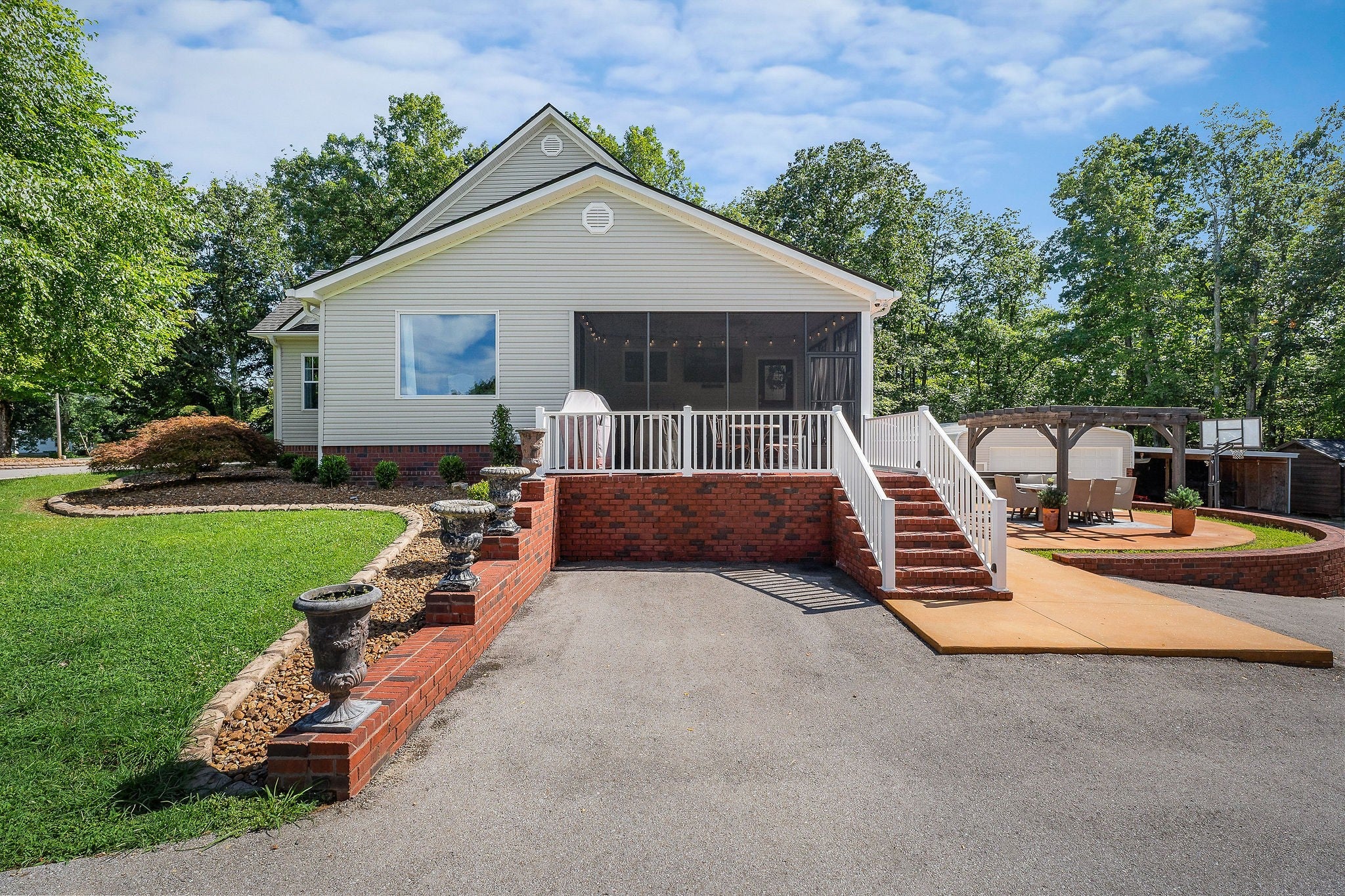 Smithville, Tennessee, 37166, United States, 1 Bedroom Bedrooms, ,4 BathroomsBathrooms,Residential,For Sale,2006606