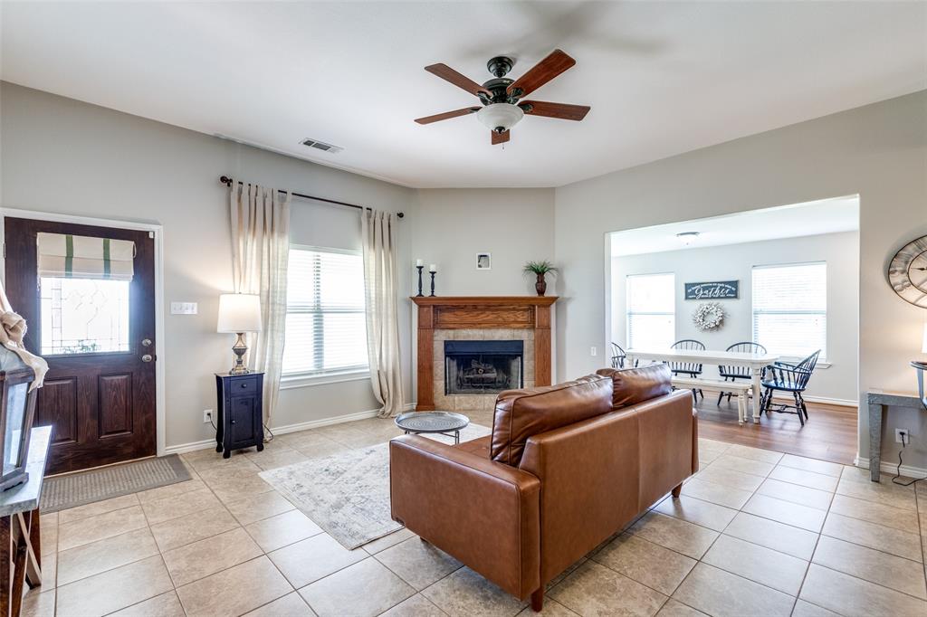 Bonham, Texas, 75418, United States, 3 Bedrooms Bedrooms, ,2 BathroomsBathrooms,Residential,For Sale,1691474