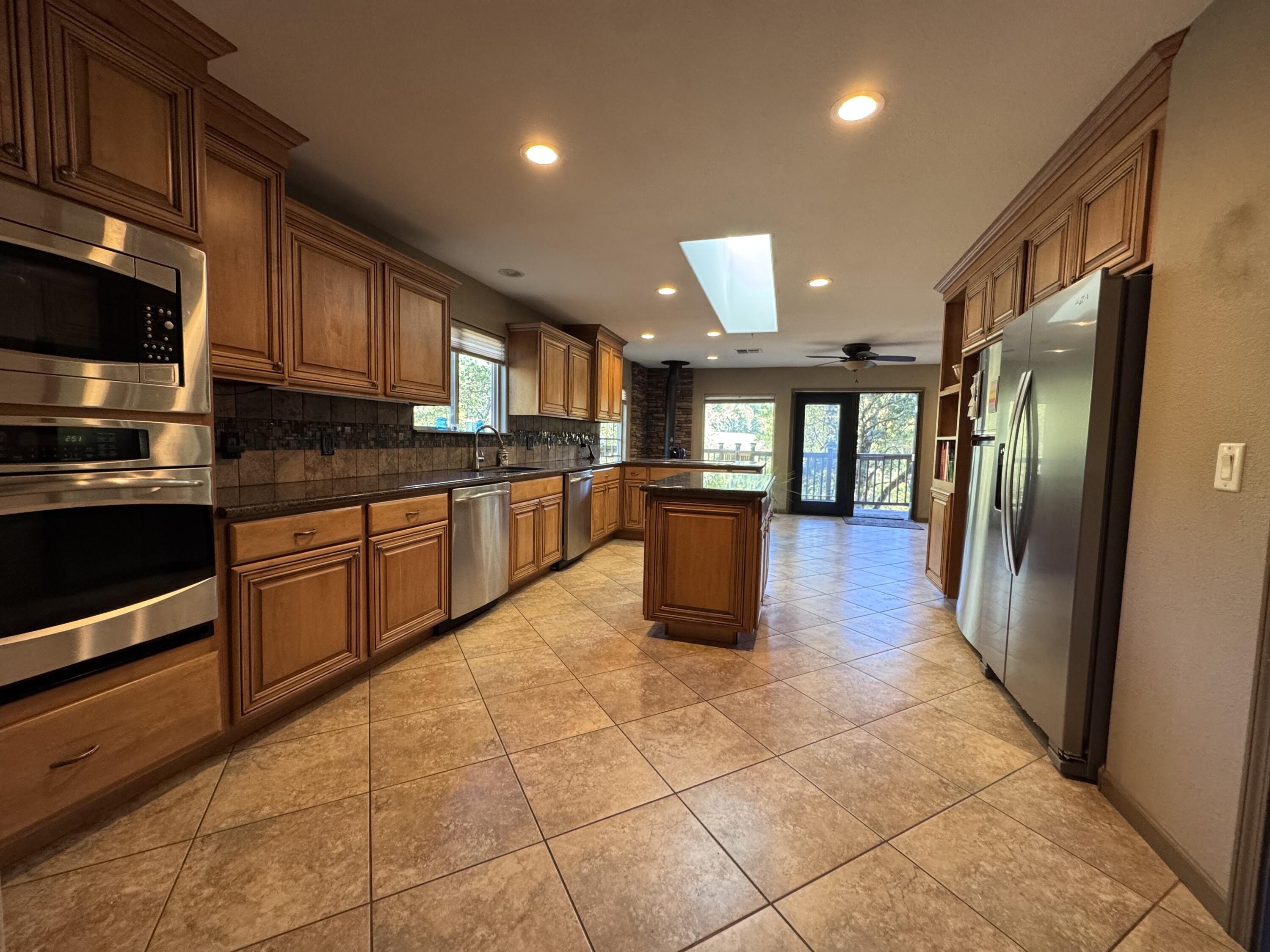 Rogue River, Oregon, 97537, United States, 3 Bedrooms Bedrooms, ,4 BathroomsBathrooms,Residential,For Sale,1982617