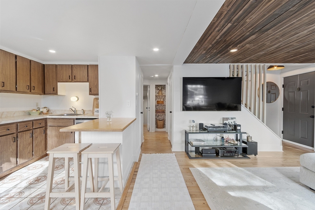 Peabody, Massachusetts, 01960, United States, 4 Bedrooms Bedrooms, ,1 BathroomBathrooms,Residential,For Sale,1990293