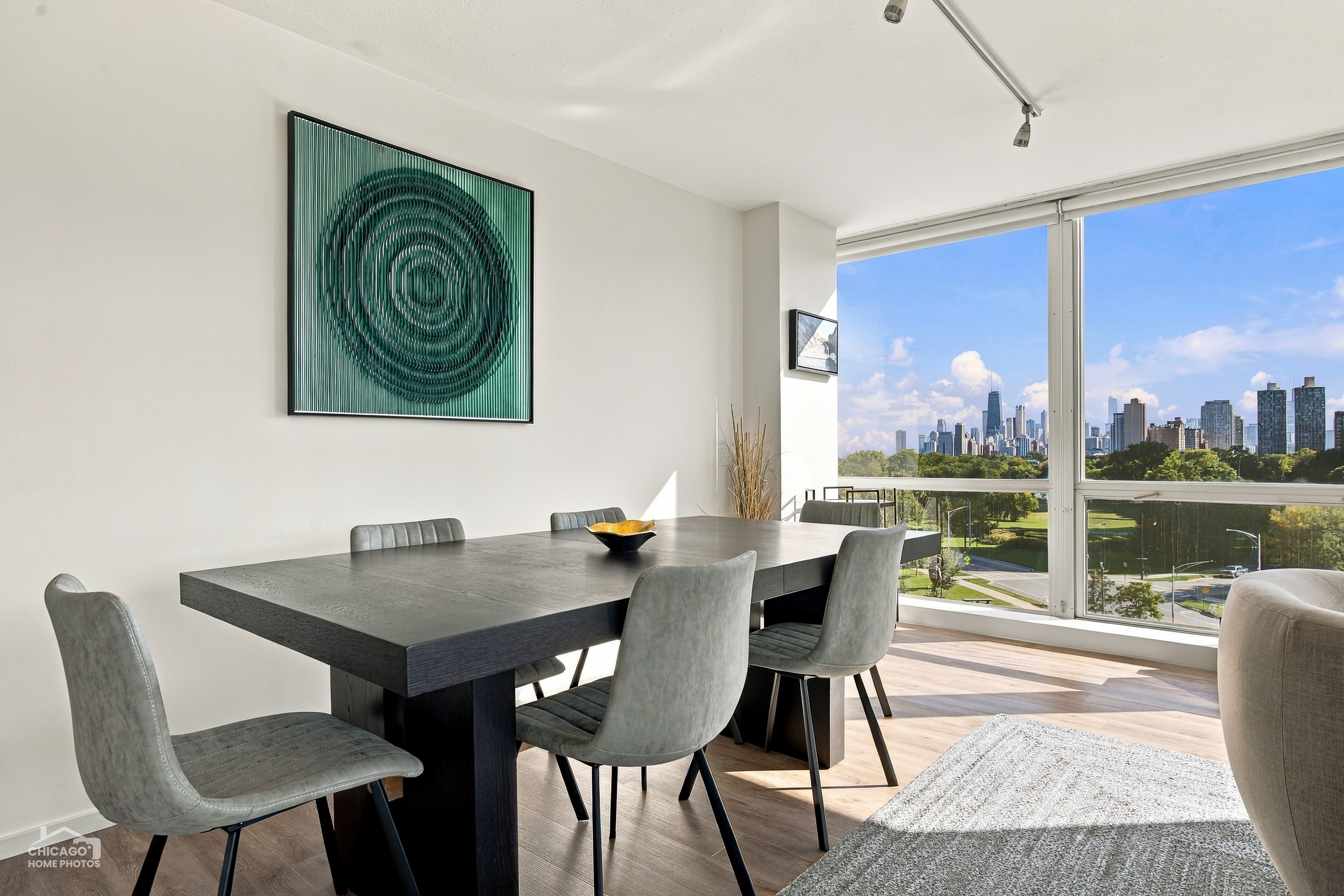  Gorgeous Views from Every Window in this Renovated, Corner Unit Condo - 物件實景