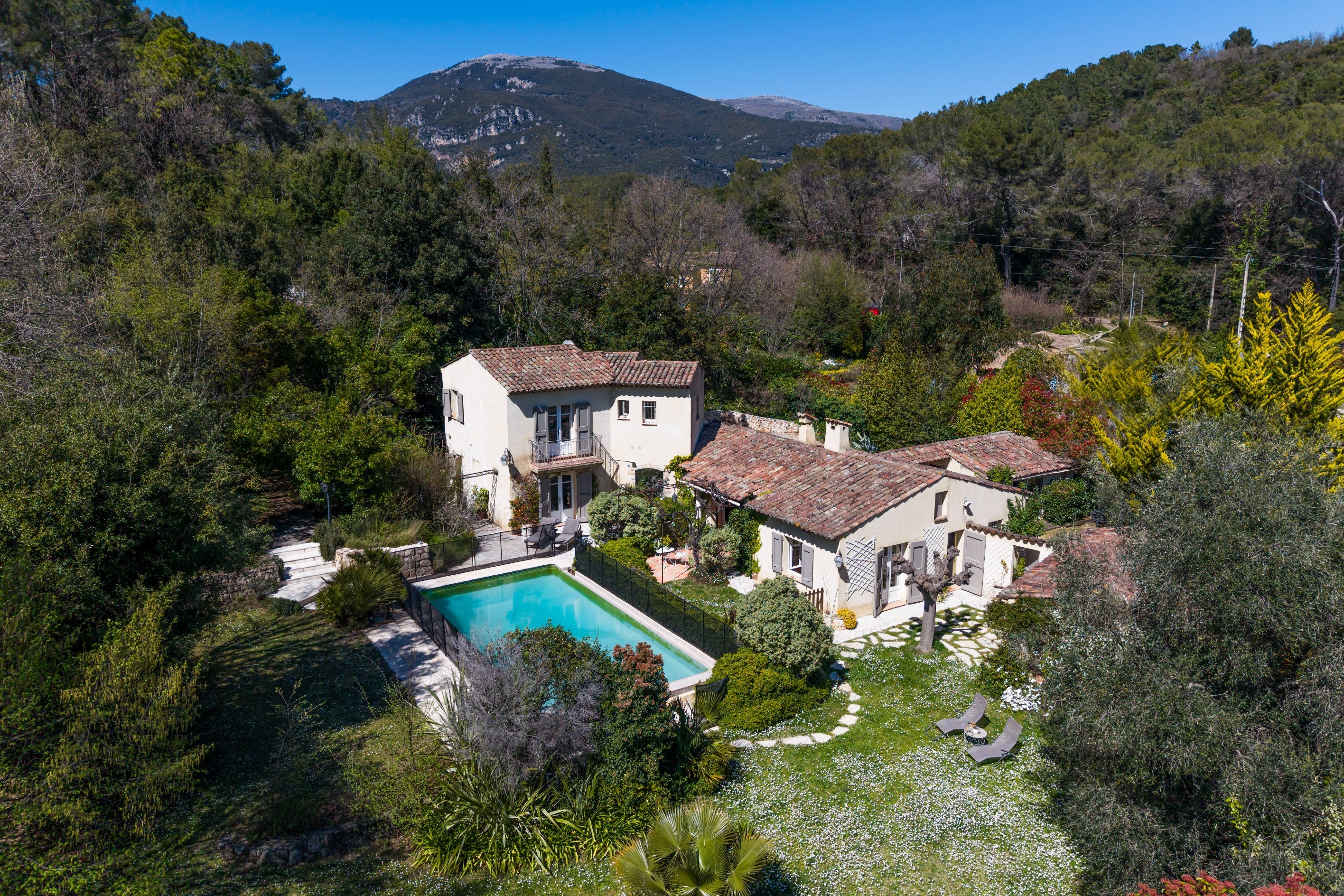  Provençal villa with pool and development potential in Roquefort les Pins near … - 物件實景