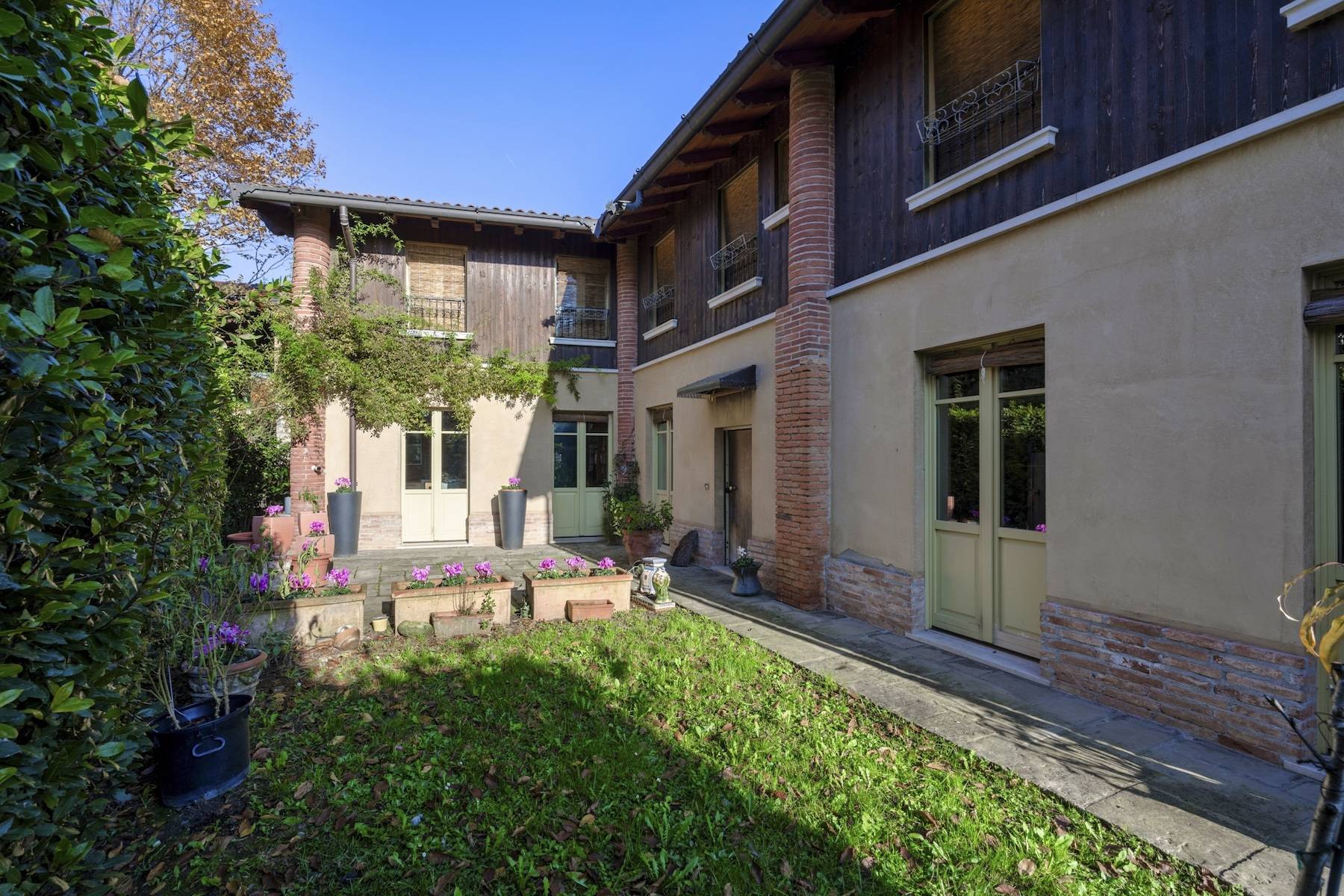 Exclusive residence in Franciacorta with private garden 
