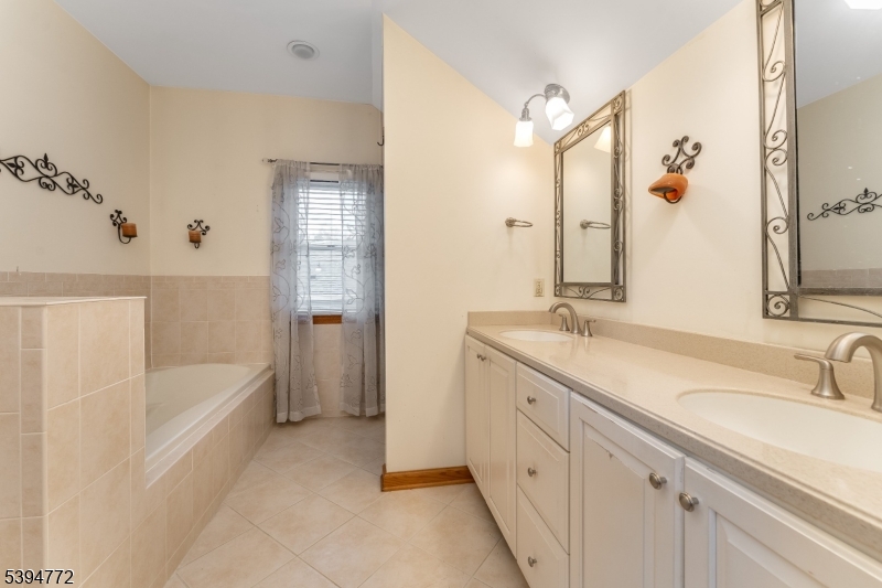 Clinton Town, New Jersey, 08809, United States, 3 Bedrooms Bedrooms, ,2 BathroomsBathrooms,Residential,For Sale,1989455