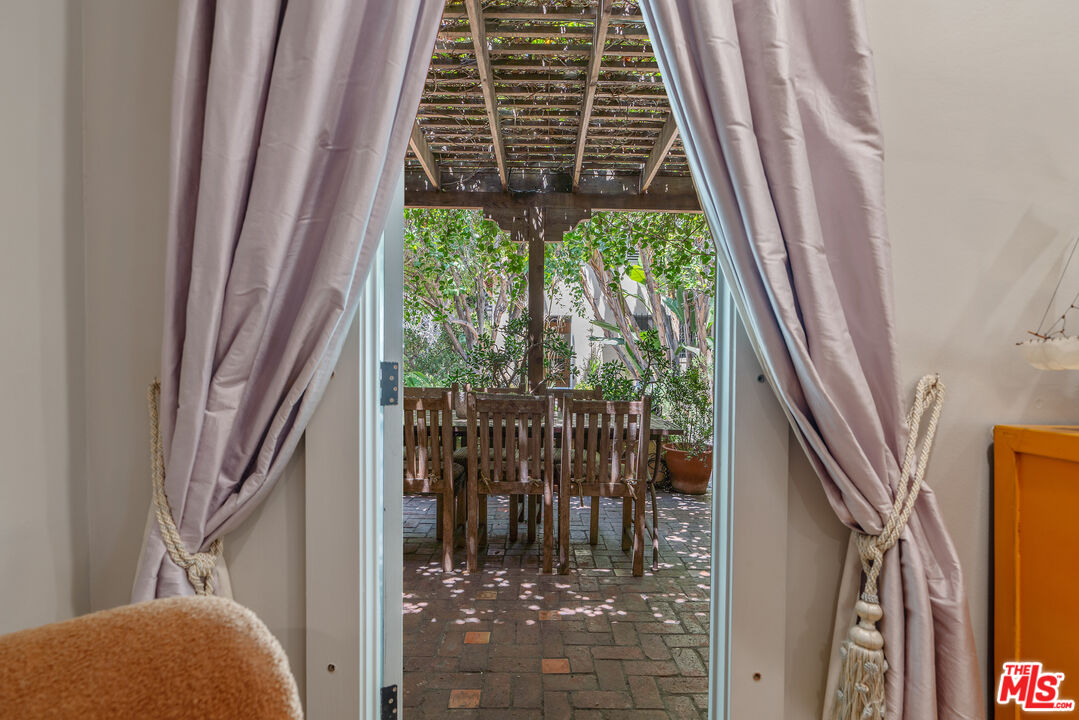 Los Angeles, California, 90005, United States, 3 Bedrooms Bedrooms, ,3 BathroomsBathrooms,Residential,For Sale,1876512