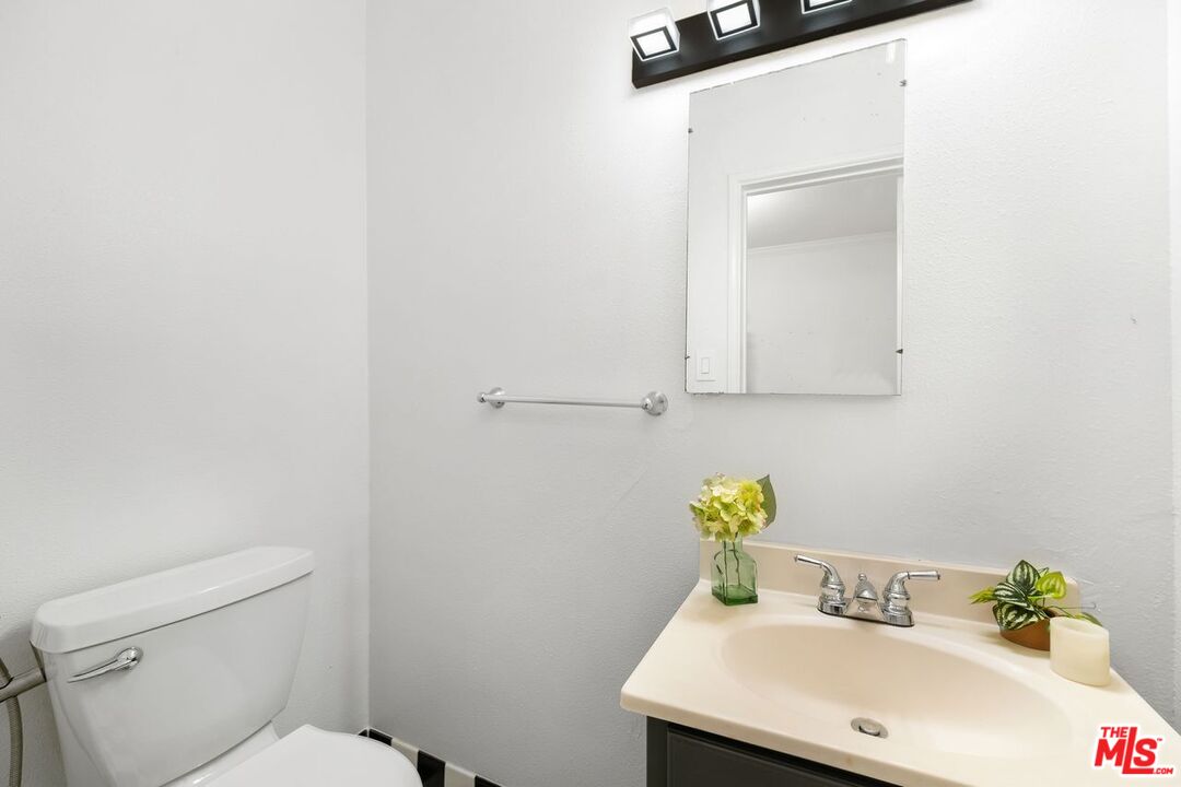 Los Angeles, California, 90048, United States, 4 Bedrooms Bedrooms, ,4 BathroomsBathrooms,Residential,For Sale,1912253