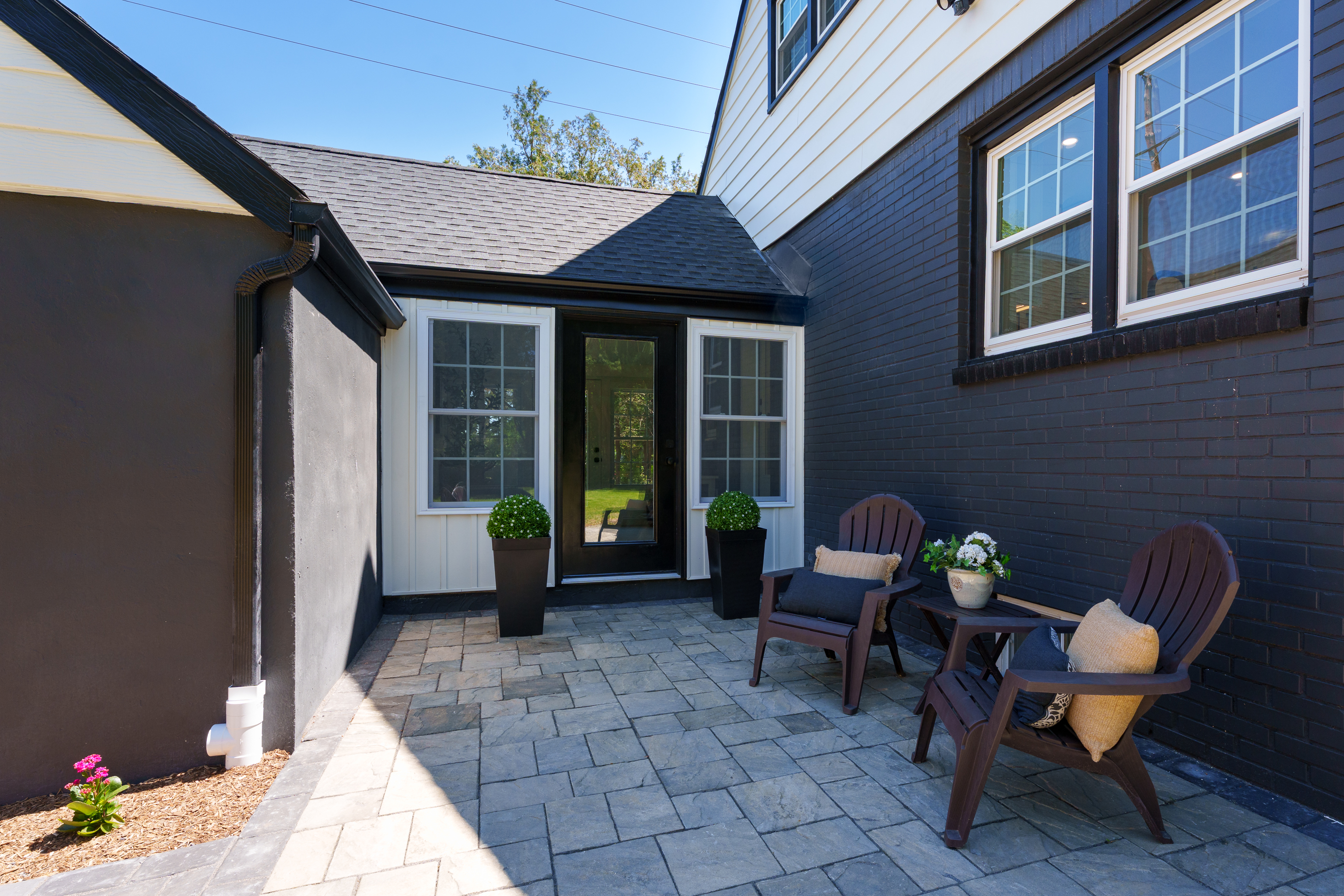  Design-Savvy Renovation Steps from Nature and Town - 物件實景