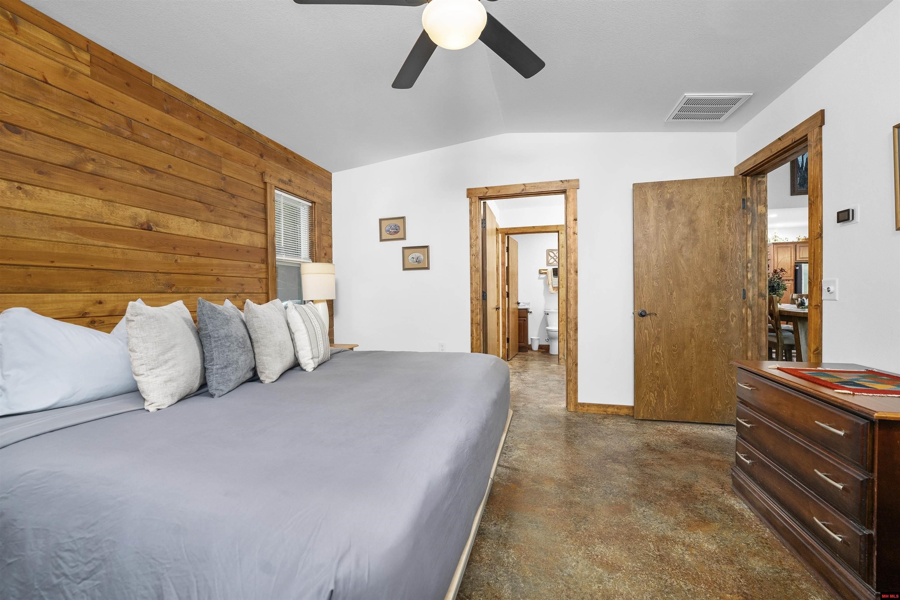 Norfork, Arkansas, 72658, United States, 4 Bedrooms Bedrooms, ,4 BathroomsBathrooms,Residential,For Sale,1976575