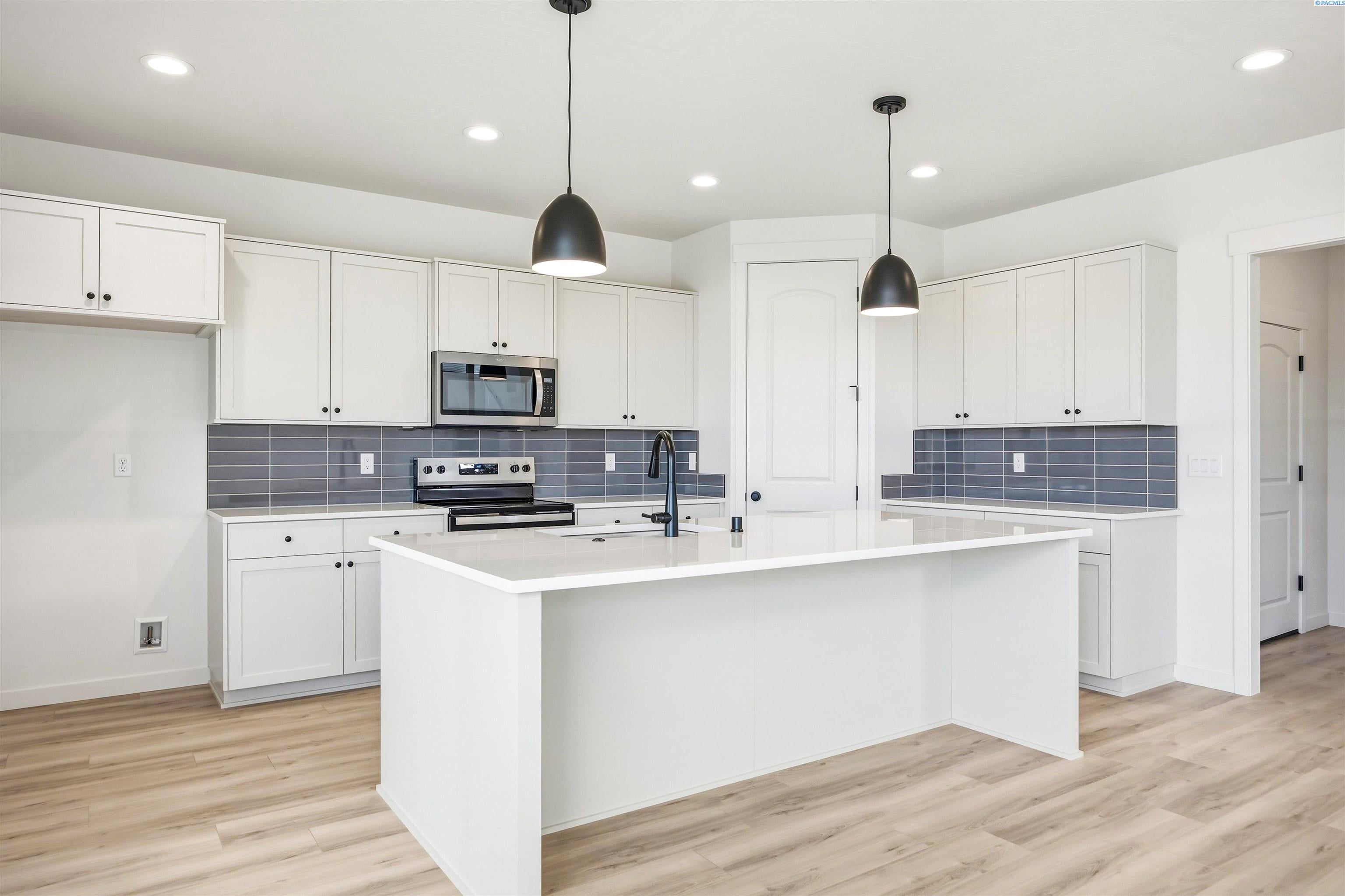 Prosser, Washington, 99350, United States, 5 Bedrooms Bedrooms, ,3 BathroomsBathrooms,Residential,For Sale,2028032