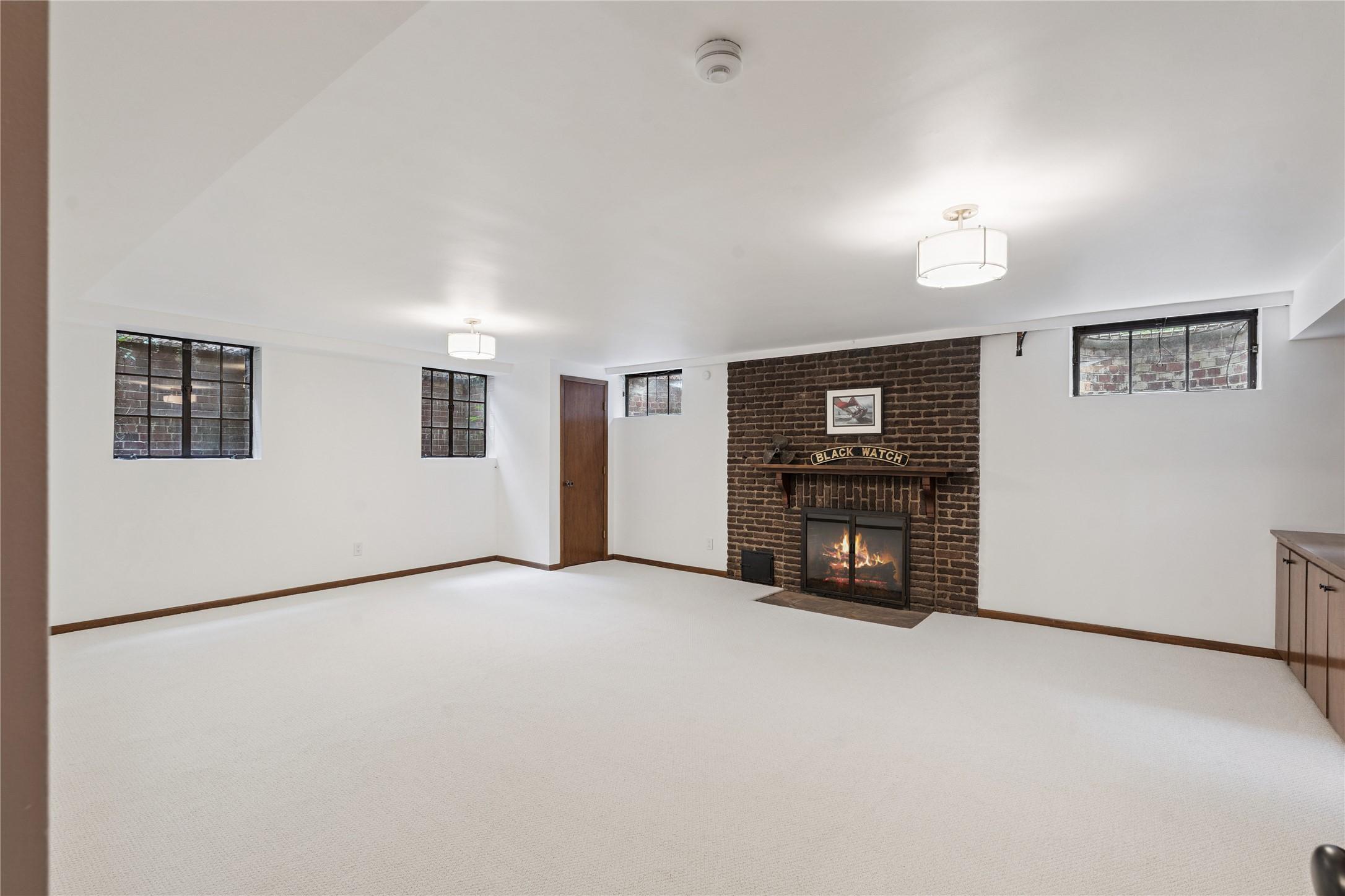 Des Moines, Iowa, 50312, United States, 4 Bedrooms Bedrooms, ,4 BathroomsBathrooms,Residential,For Sale,1942585