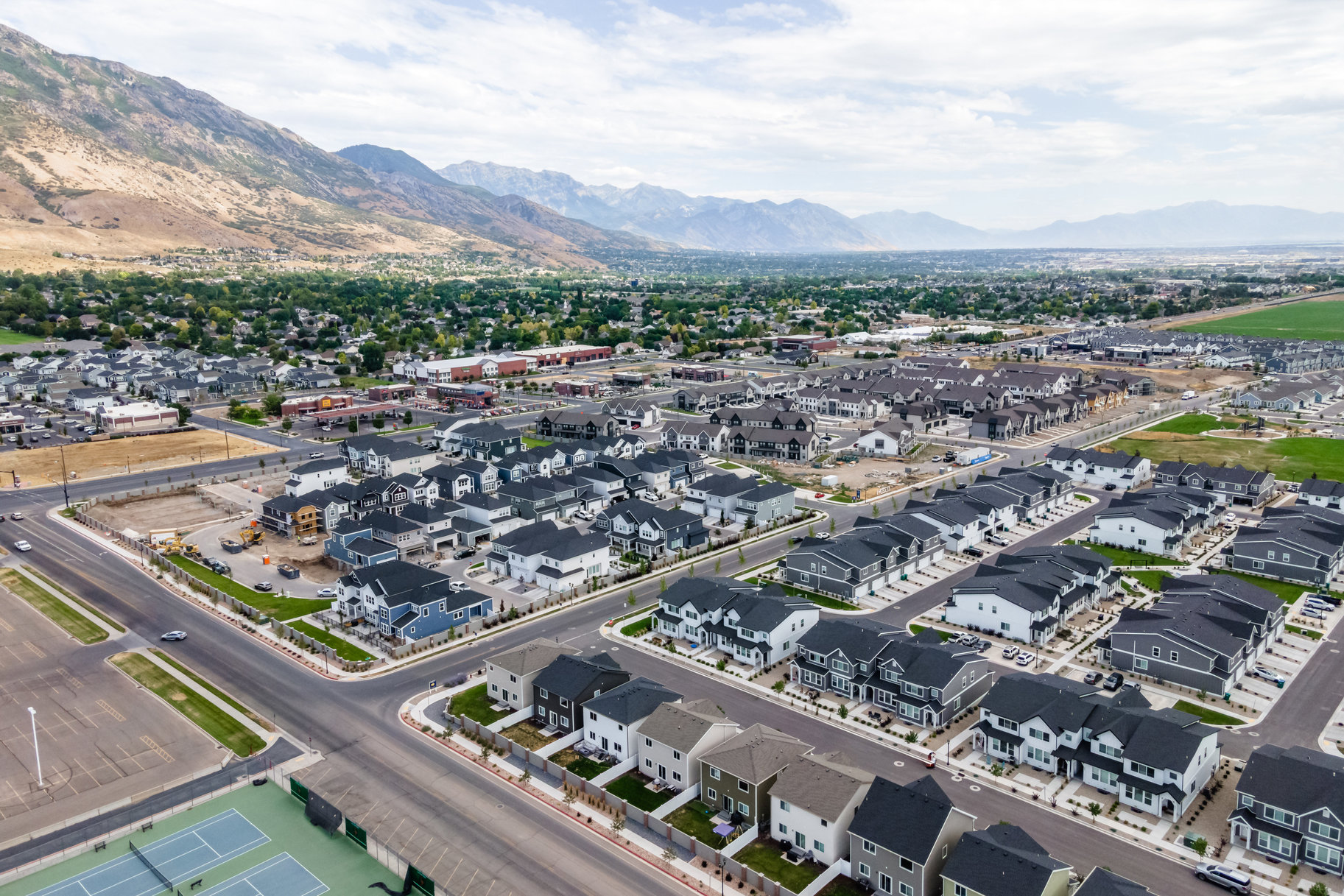  Modern 2023-Built Home with Protected Mountain Views, Walking Distance to School - 物件實景